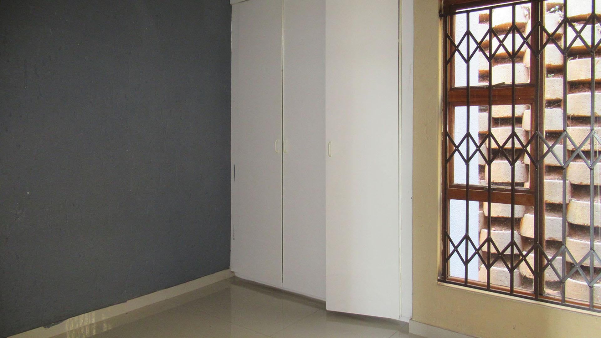 Bed Room 1 - 11 square meters of property in Glenvista