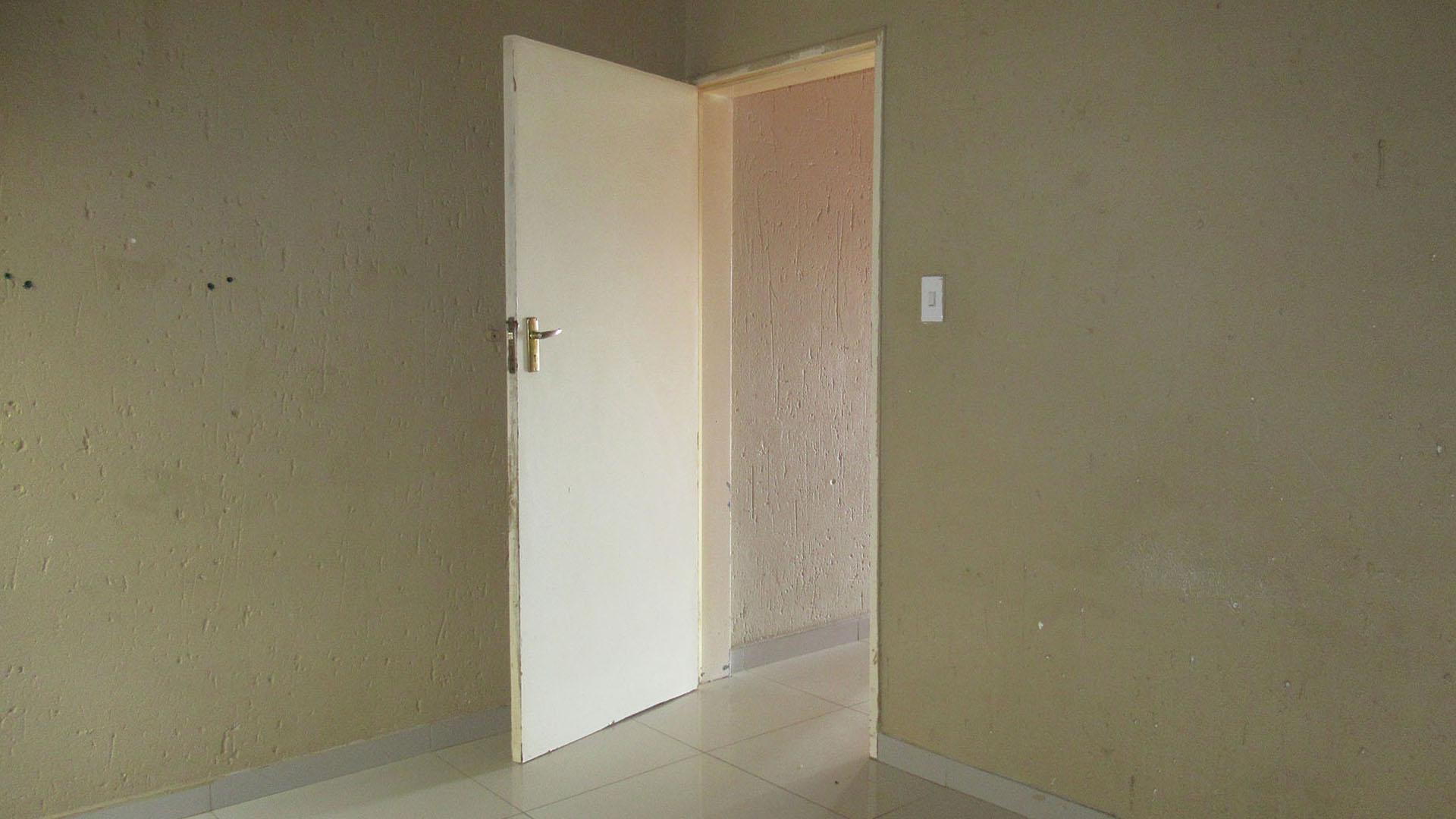 Bed Room 1 - 11 square meters of property in Glenvista
