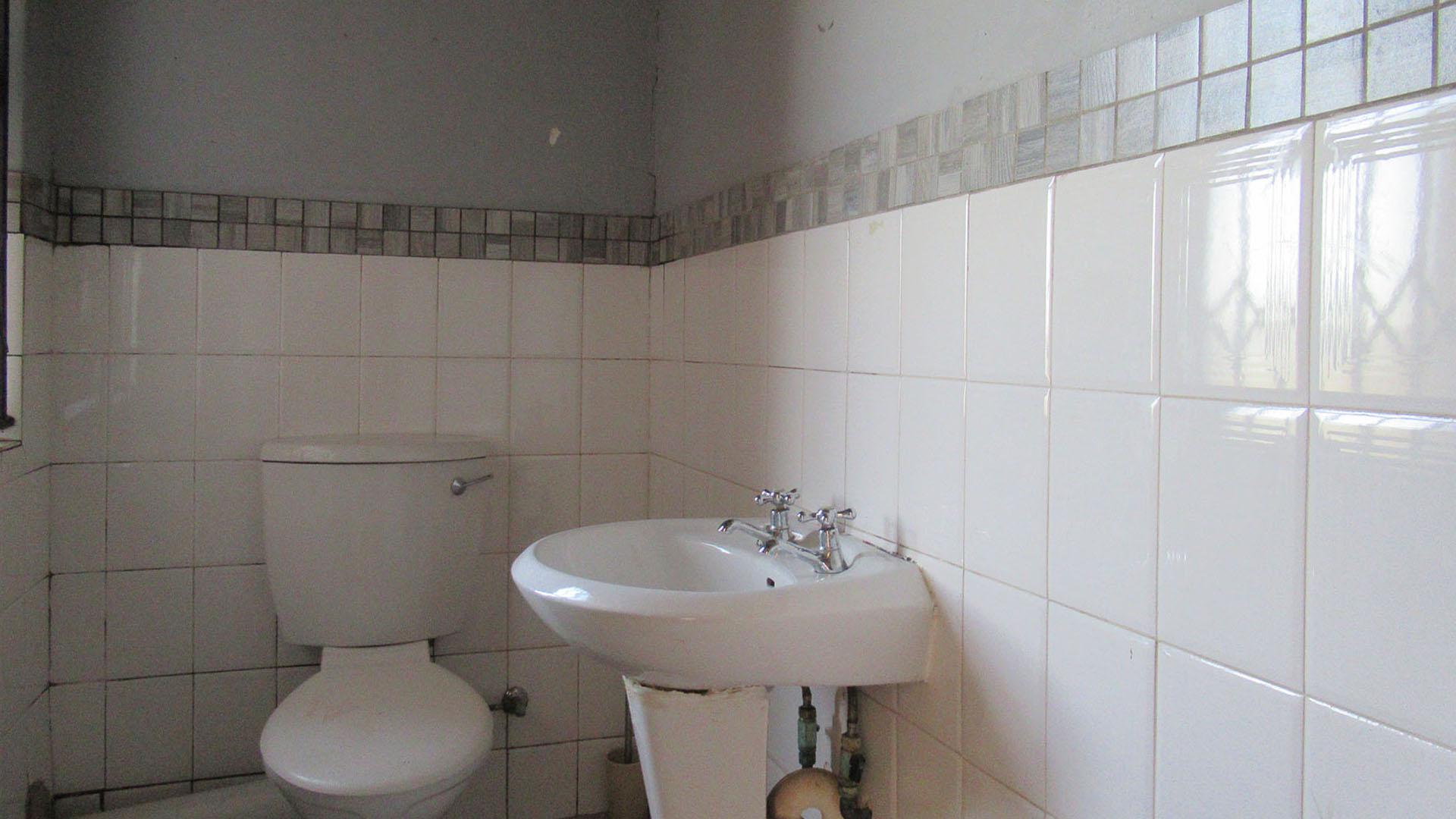 Bathroom 1 - 4 square meters of property in Glenvista