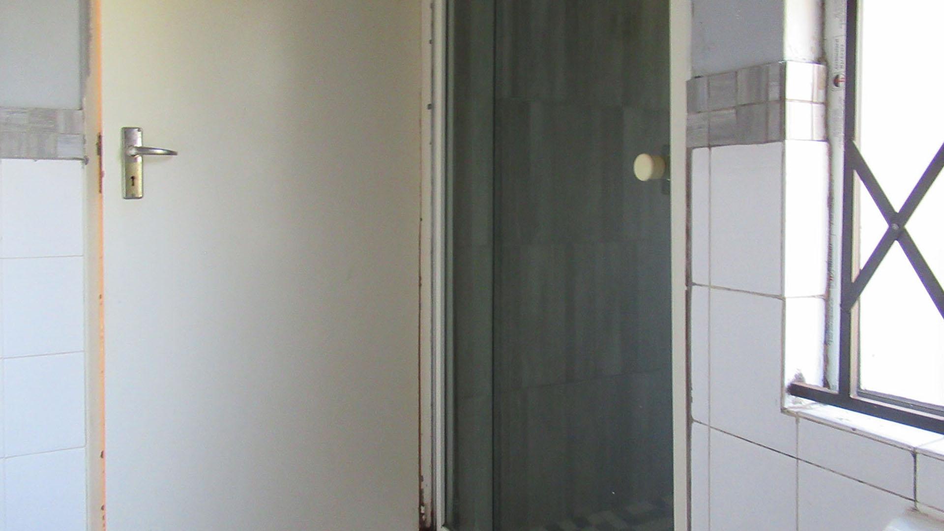 Bathroom 1 - 4 square meters of property in Glenvista