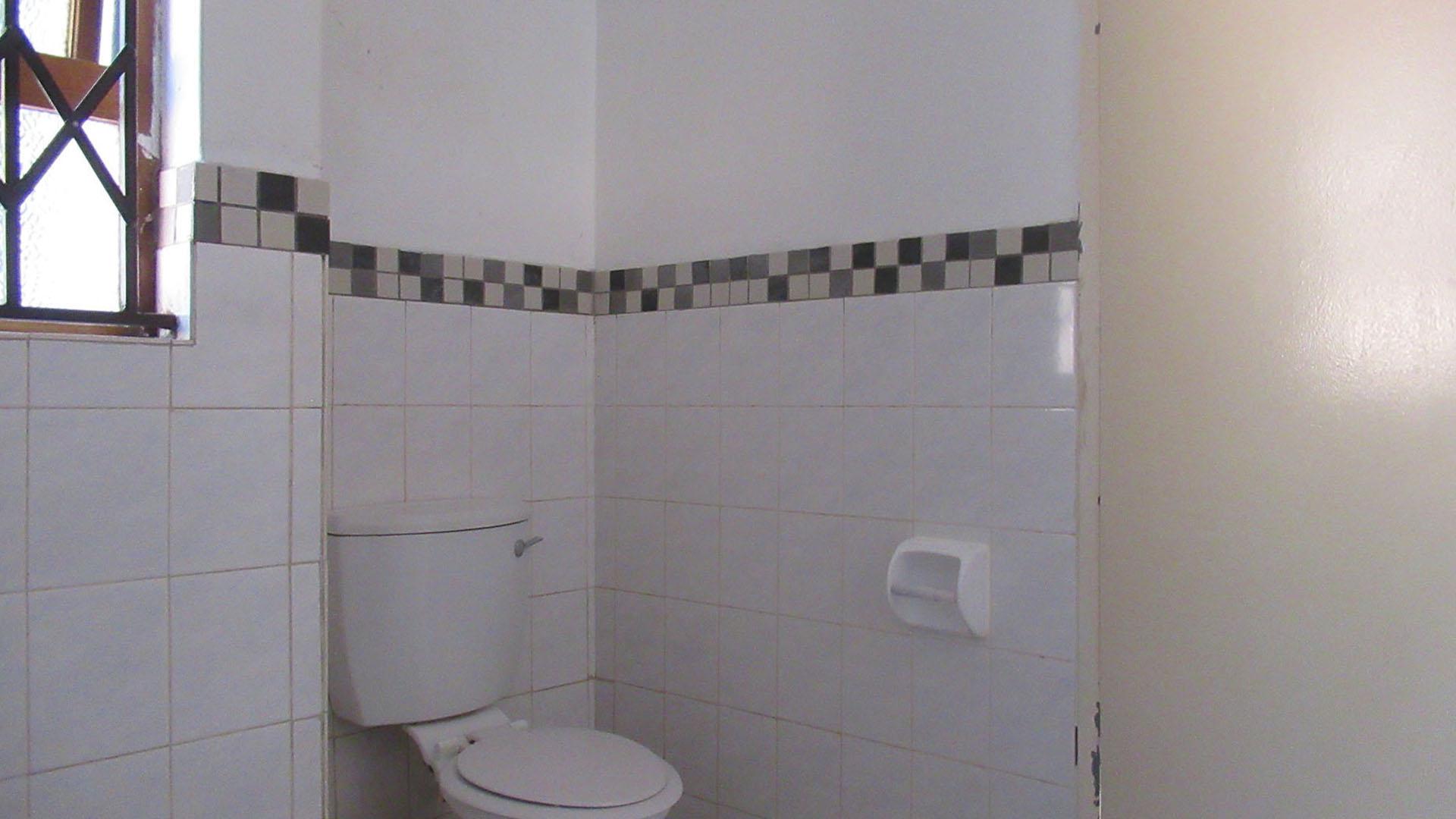 Main Bathroom - 5 square meters of property in Glenvista
