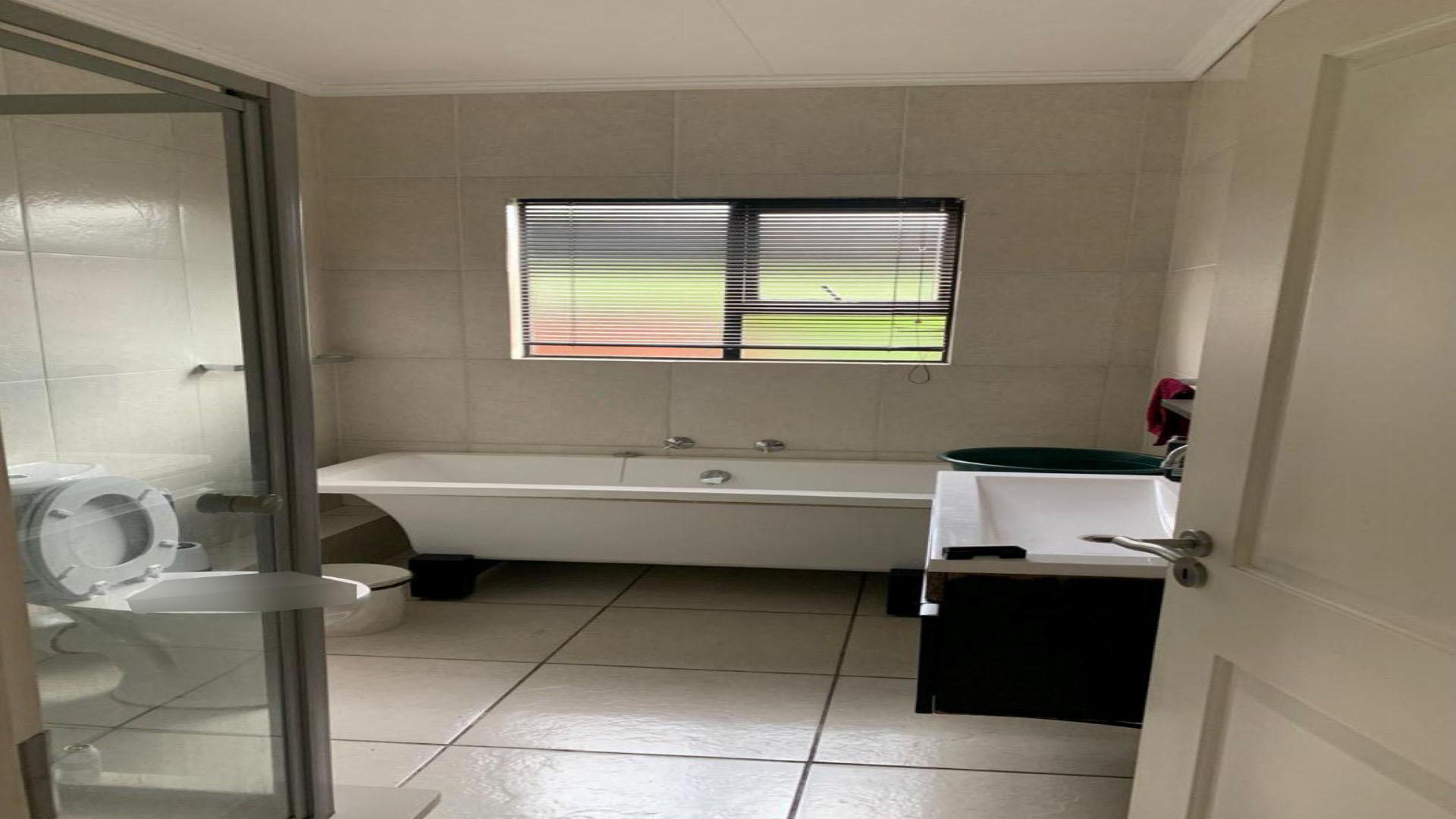 Bathroom 1 of property in Fourways