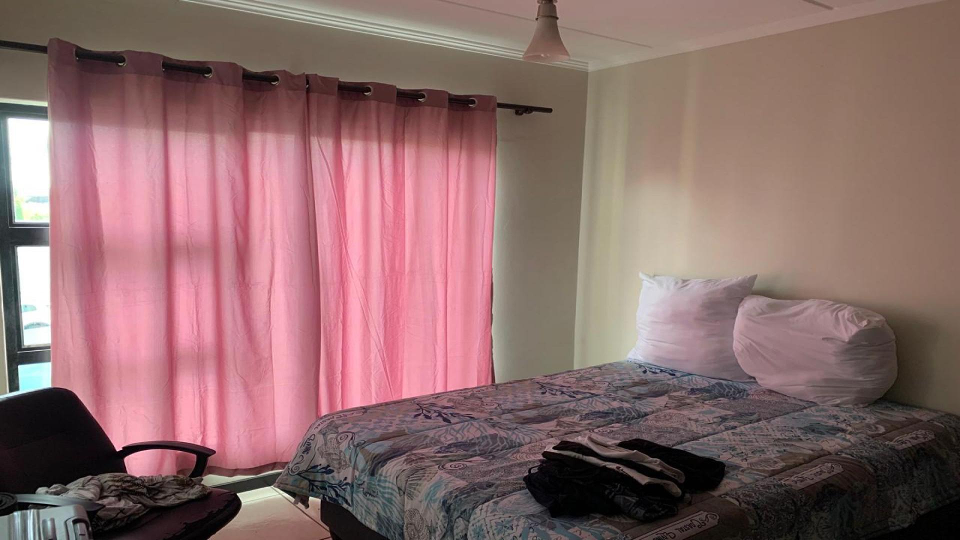 Bed Room 2 of property in Fourways