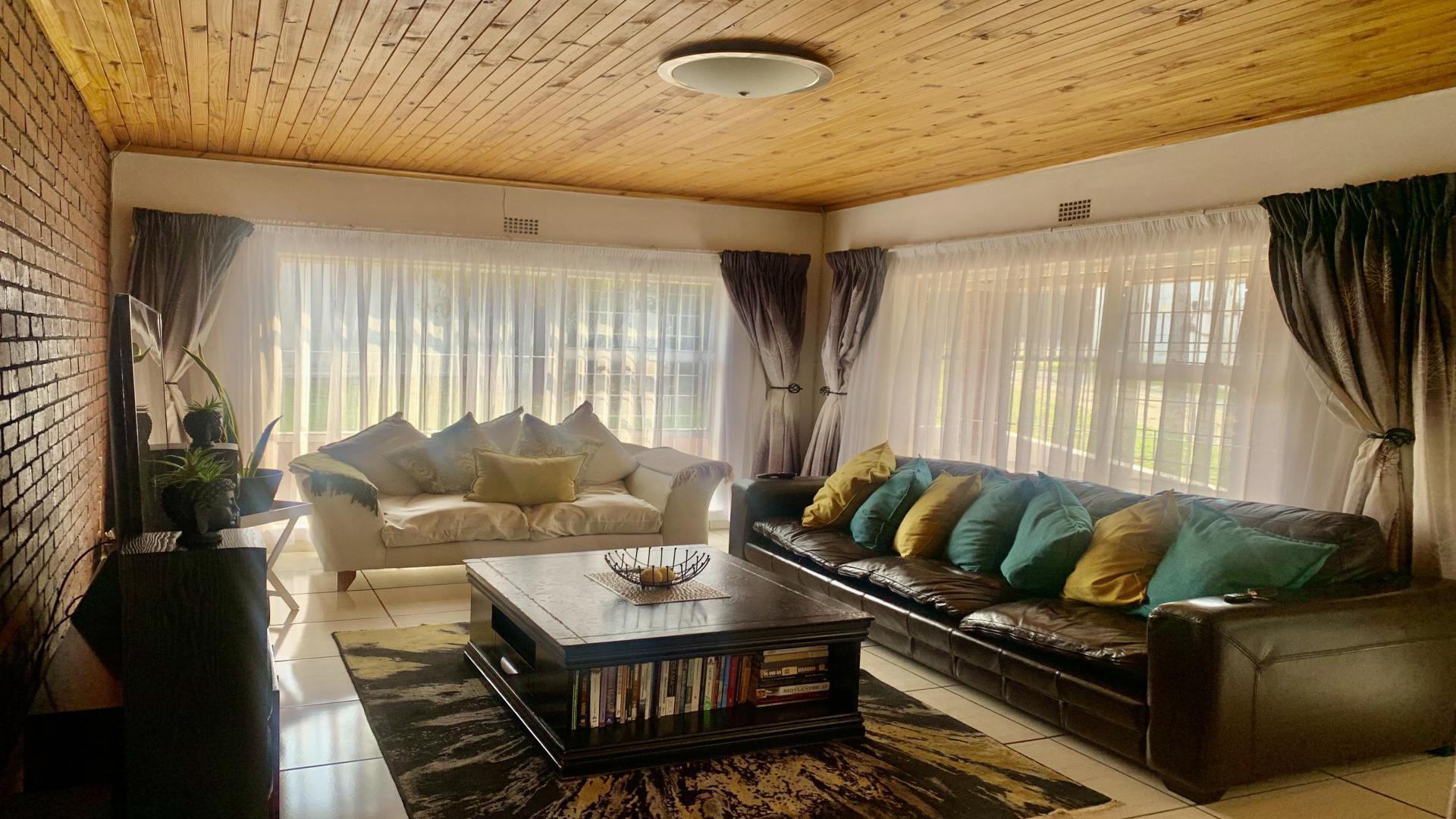 Lounges of property in Gillview