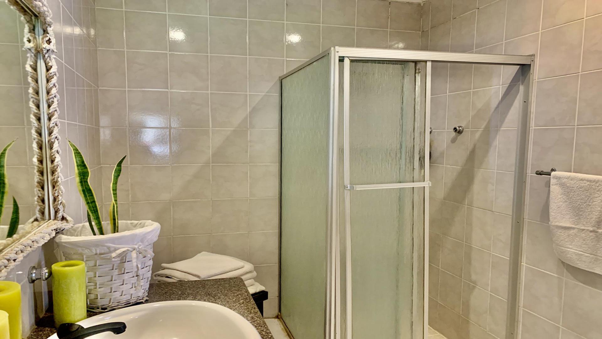 Bathroom 2 of property in Gillview