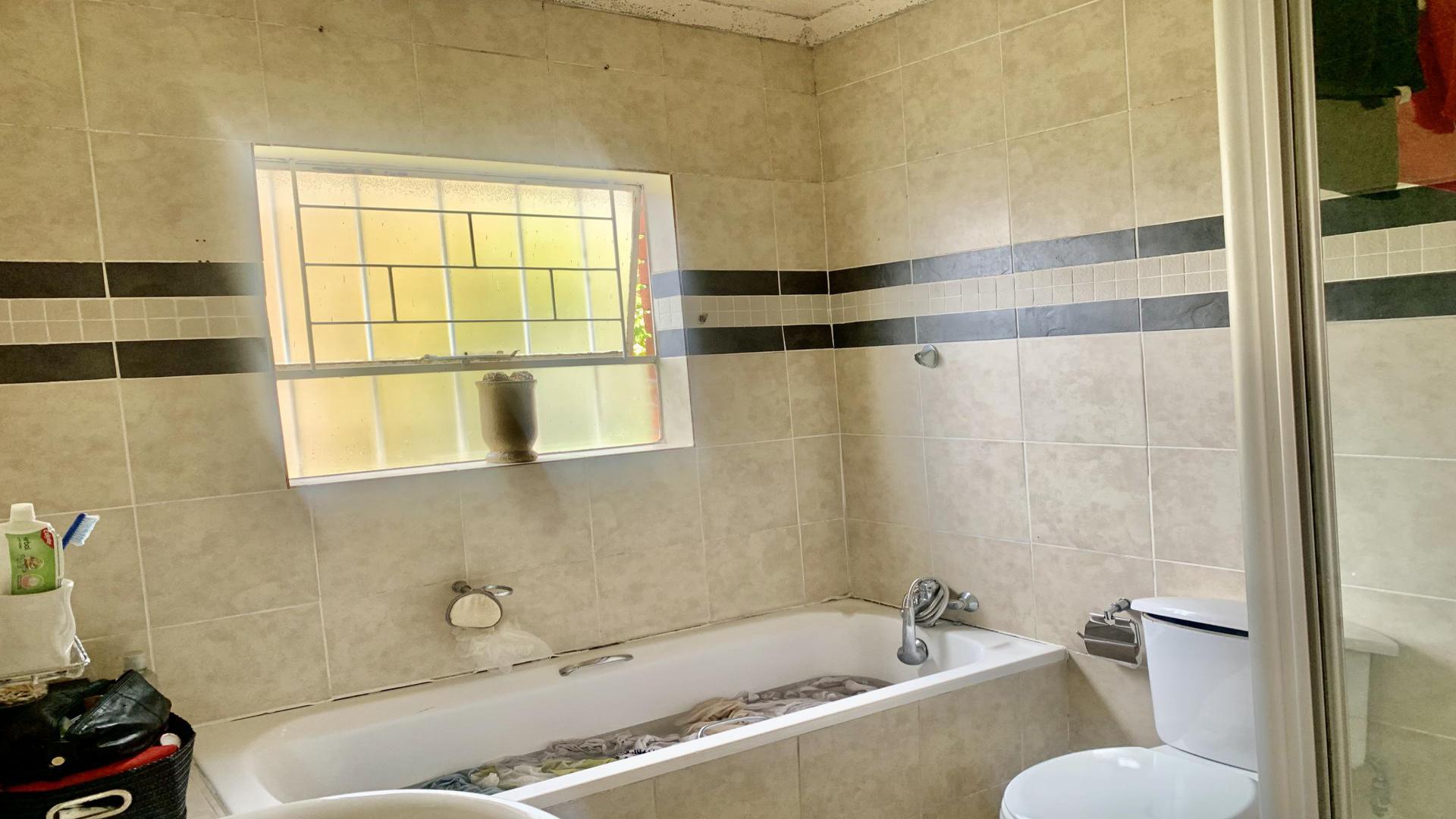 Bathroom 3+ of property in Gillview