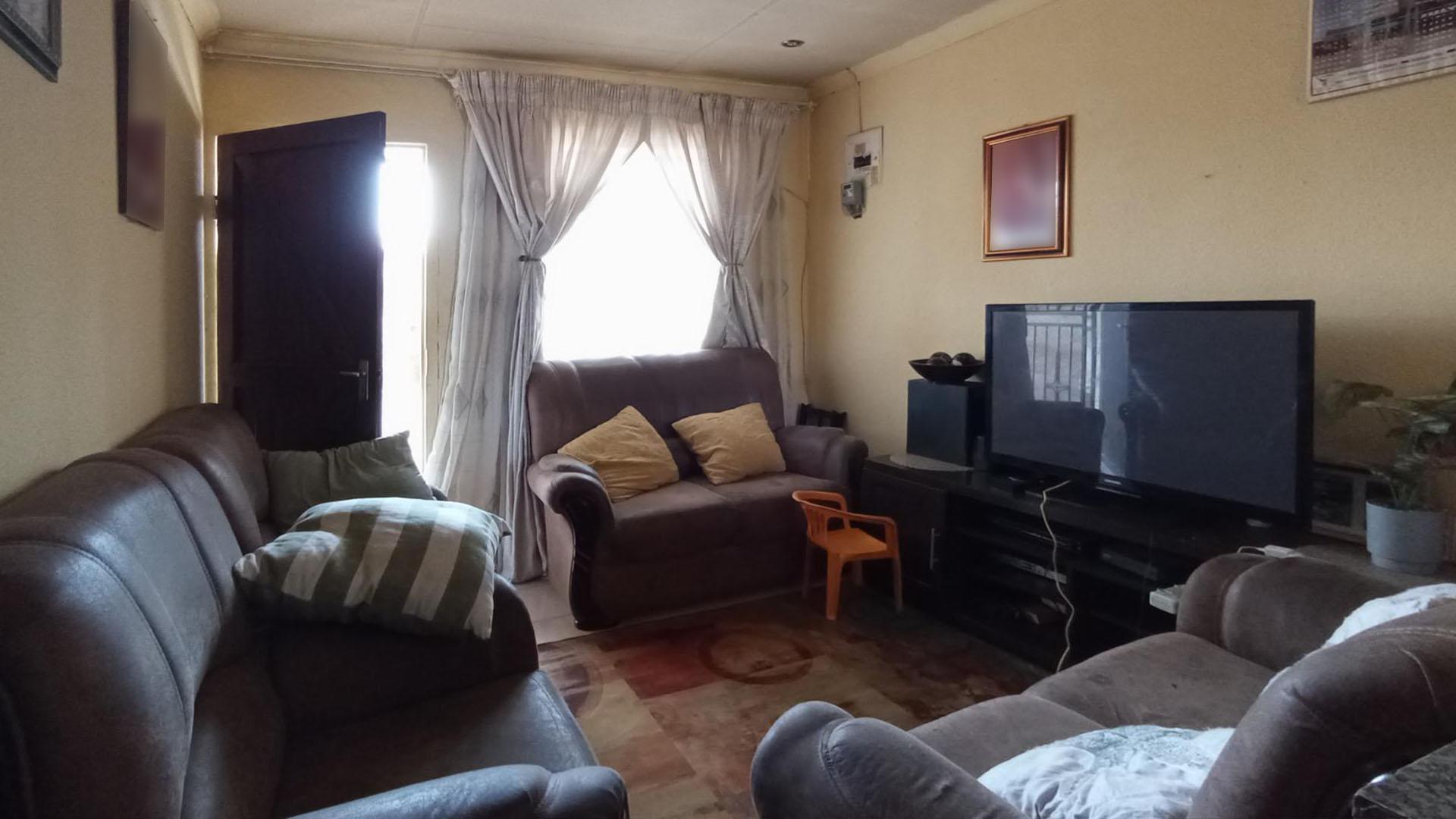 Lounges - 11 square meters of property in Rabie Ridge
