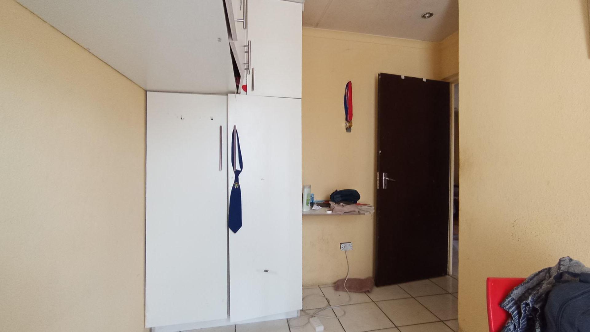 Bed Room 1 - 8 square meters of property in Rabie Ridge