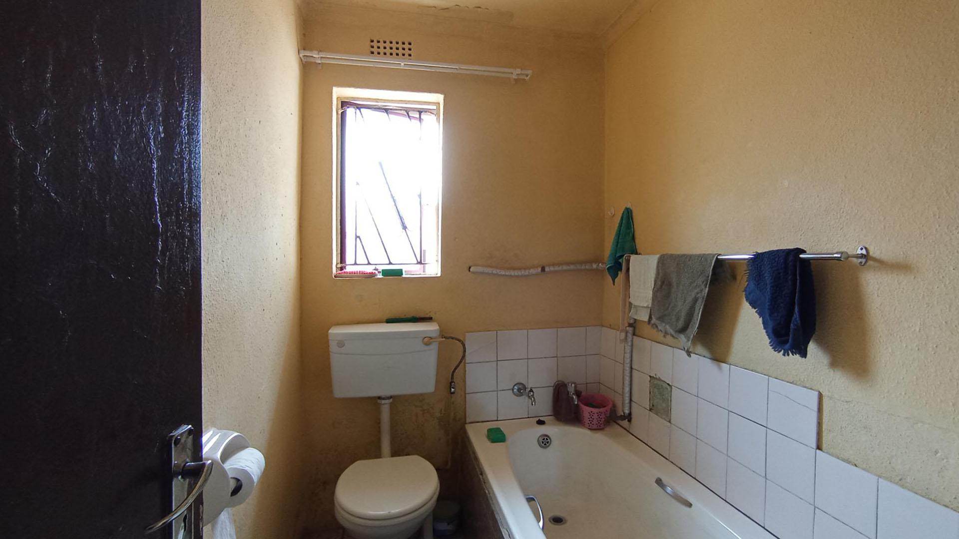Bathroom 1 - 4 square meters of property in Rabie Ridge