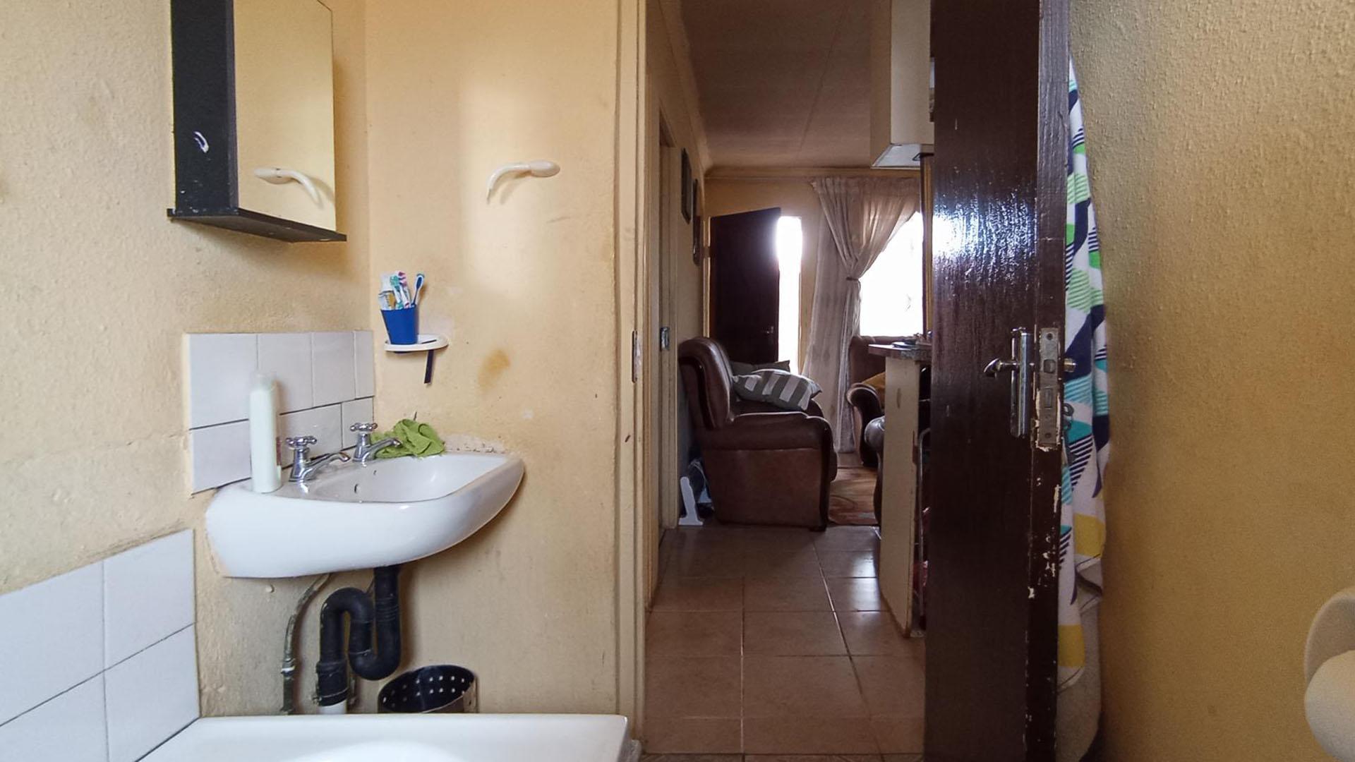 Bathroom 1 - 4 square meters of property in Rabie Ridge