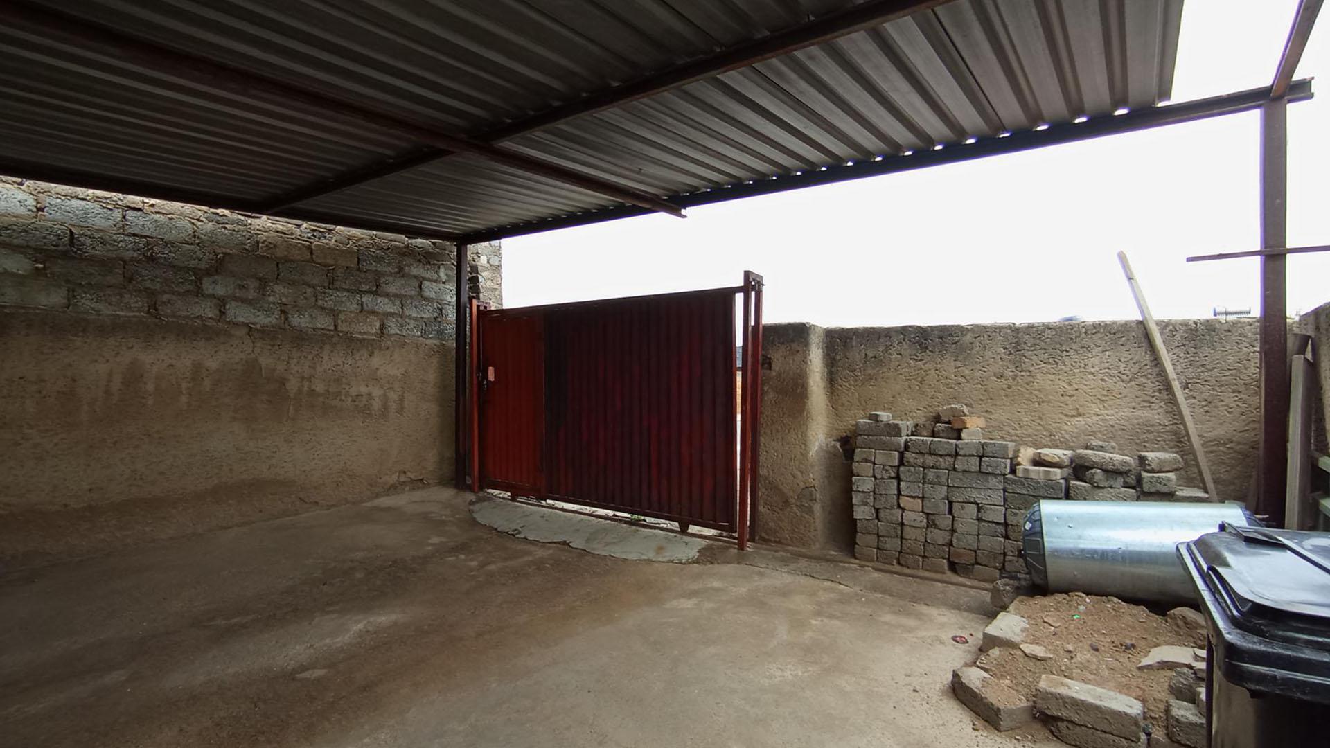 Front View of property in Rabie Ridge