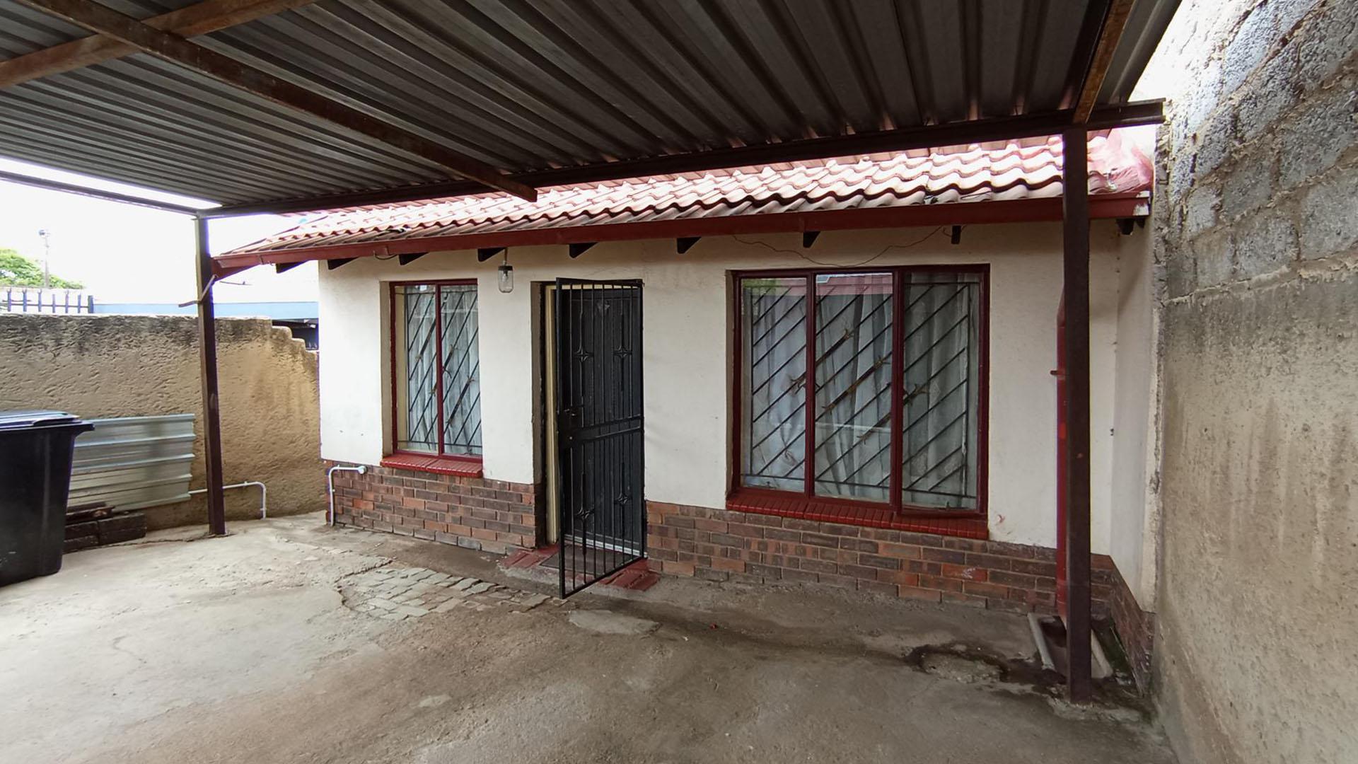 Front View of property in Rabie Ridge