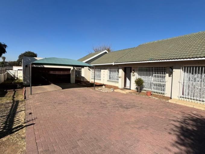 4 Bedroom House for Sale For Sale in Brackendowns - MR684476