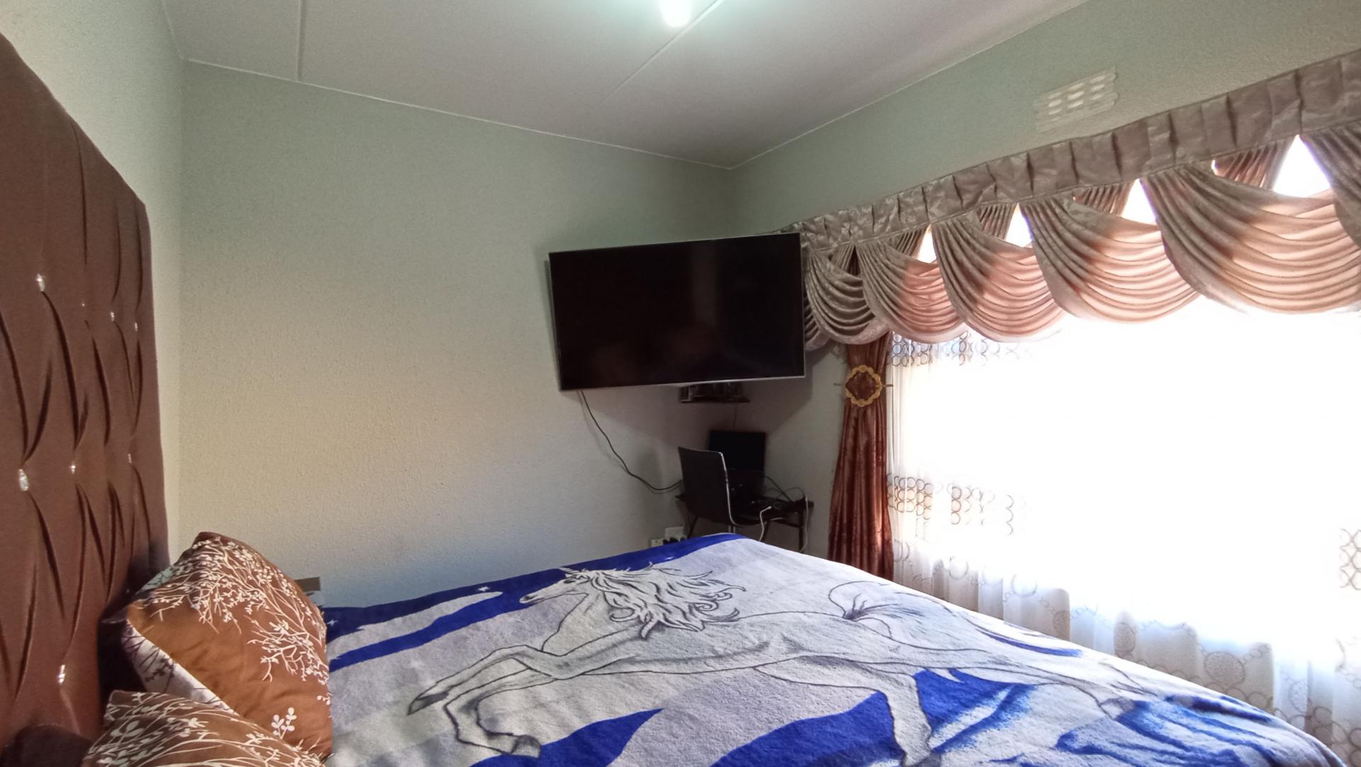 Bed Room 1 - 11 square meters of property in Klippoortje