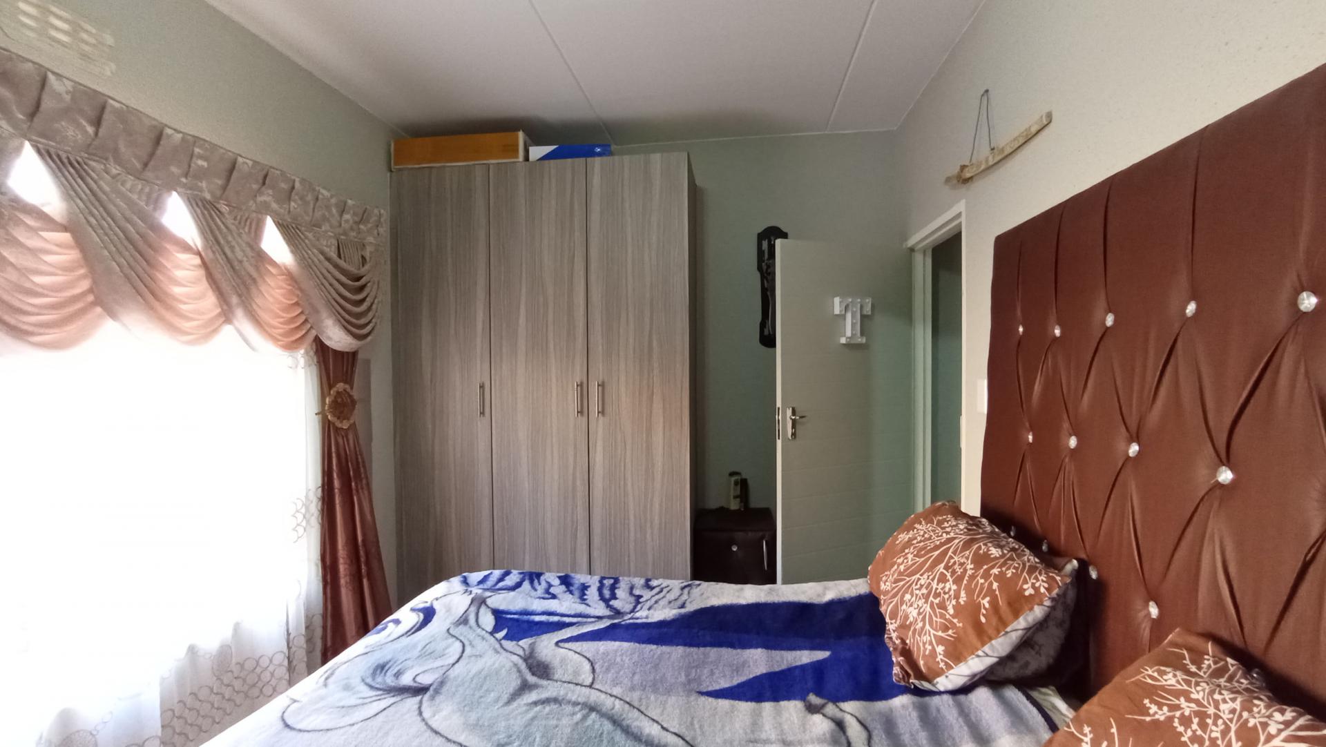 Bed Room 1 - 11 square meters of property in Klippoortje