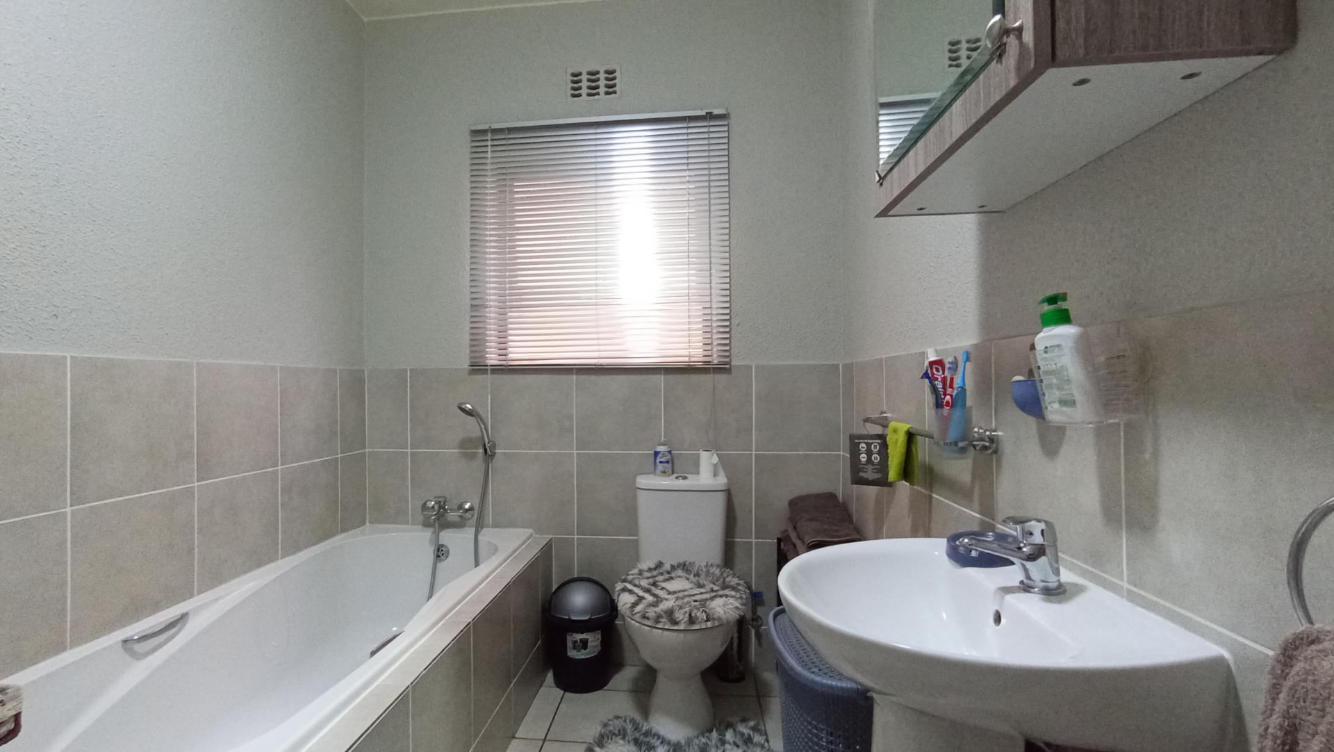 Bathroom 1 - 6 square meters of property in Klippoortje