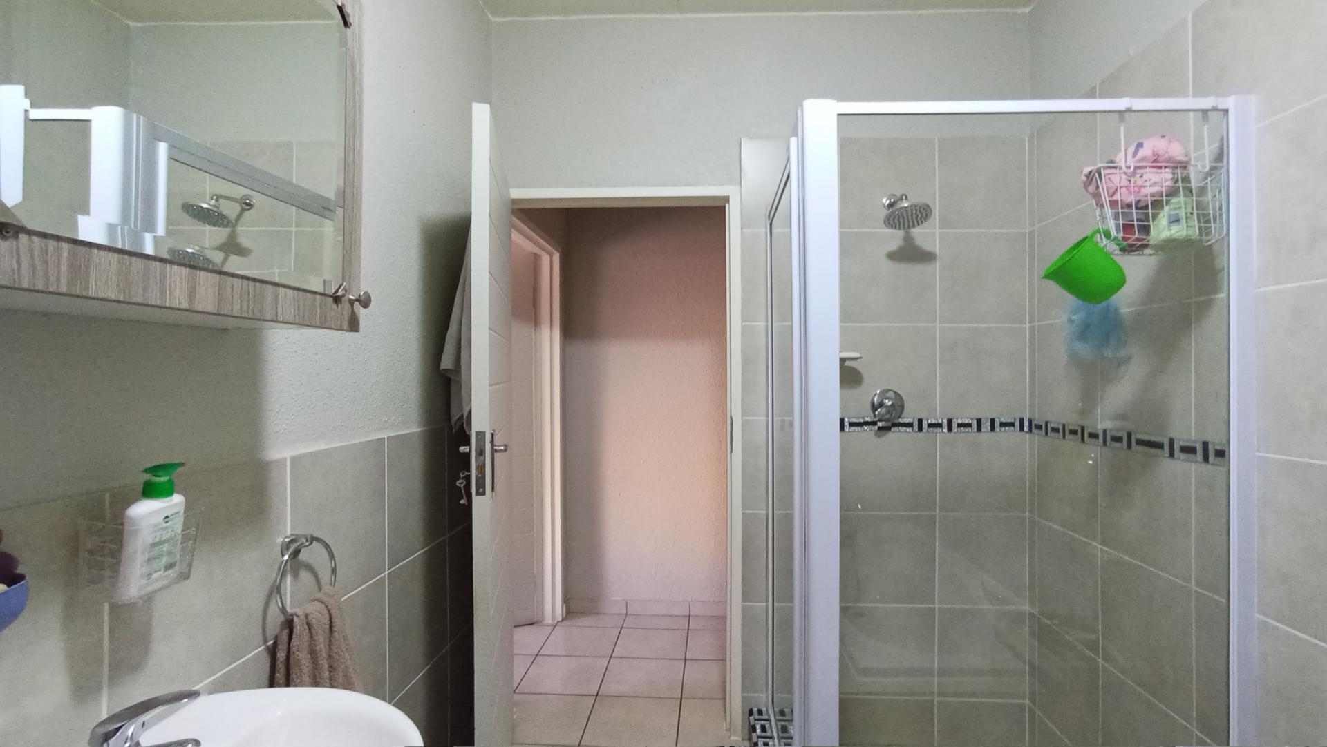 Bathroom 1 - 6 square meters of property in Klippoortje
