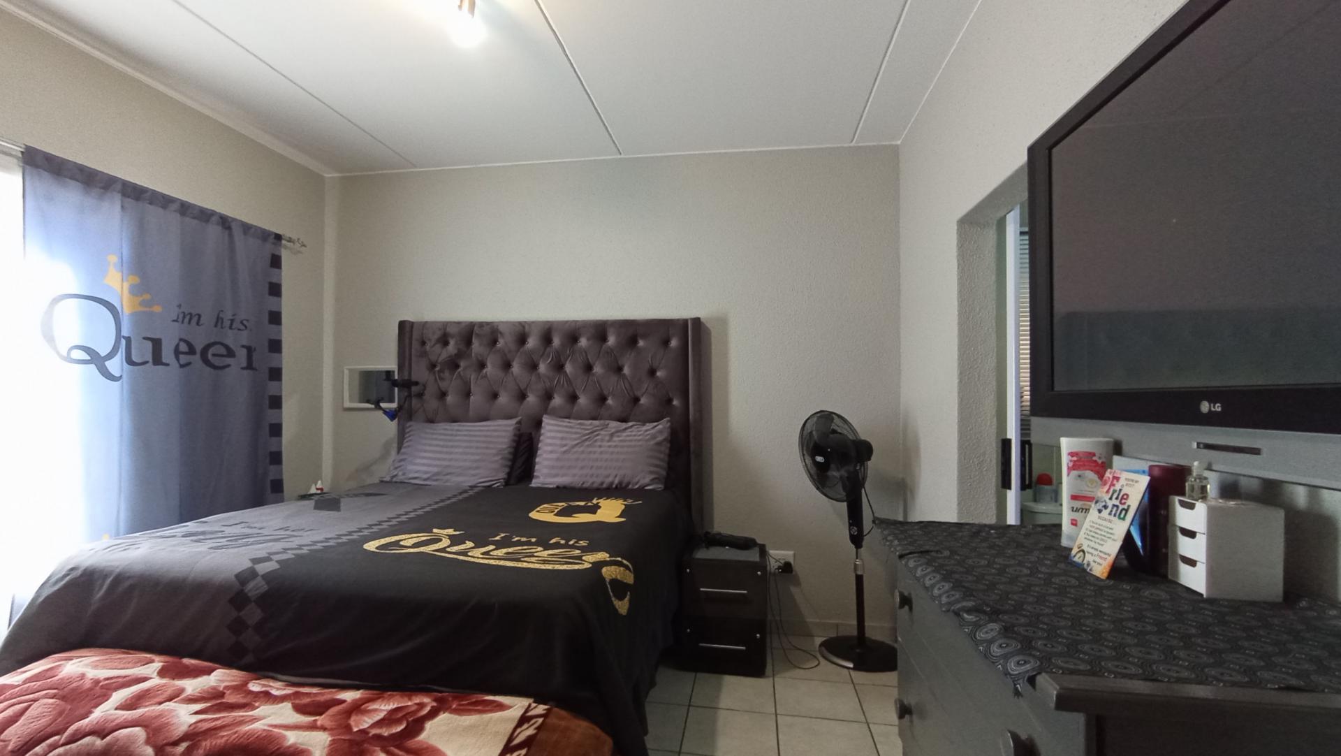 Main Bedroom - 15 square meters of property in Klippoortje