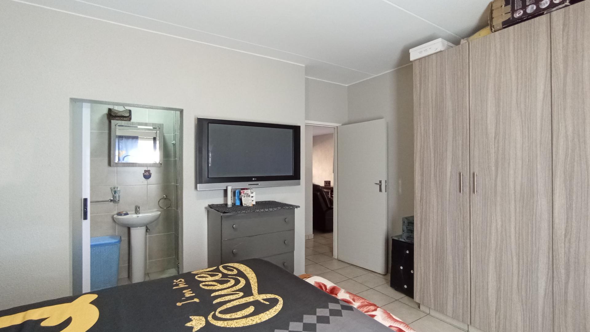 Main Bedroom - 15 square meters of property in Klippoortje