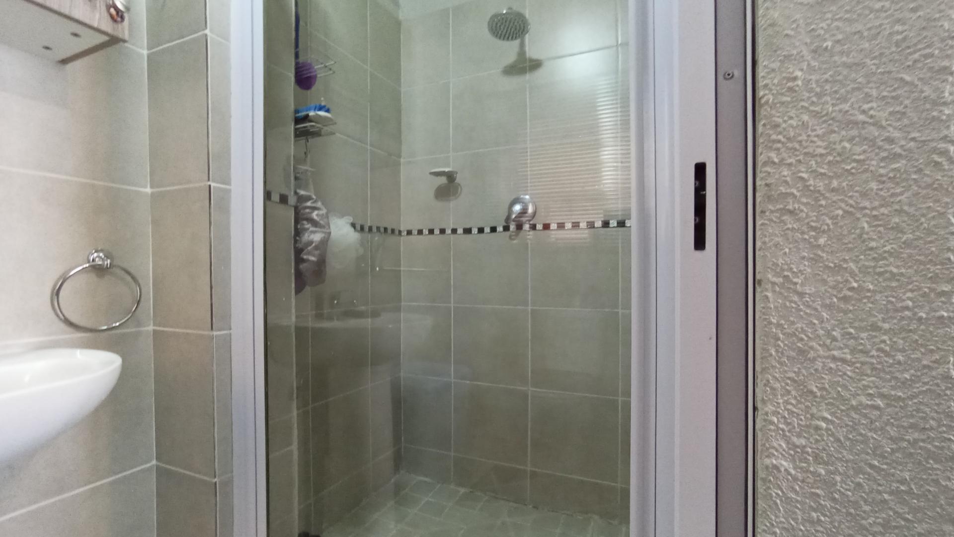 Main Bathroom - 4 square meters of property in Klippoortje