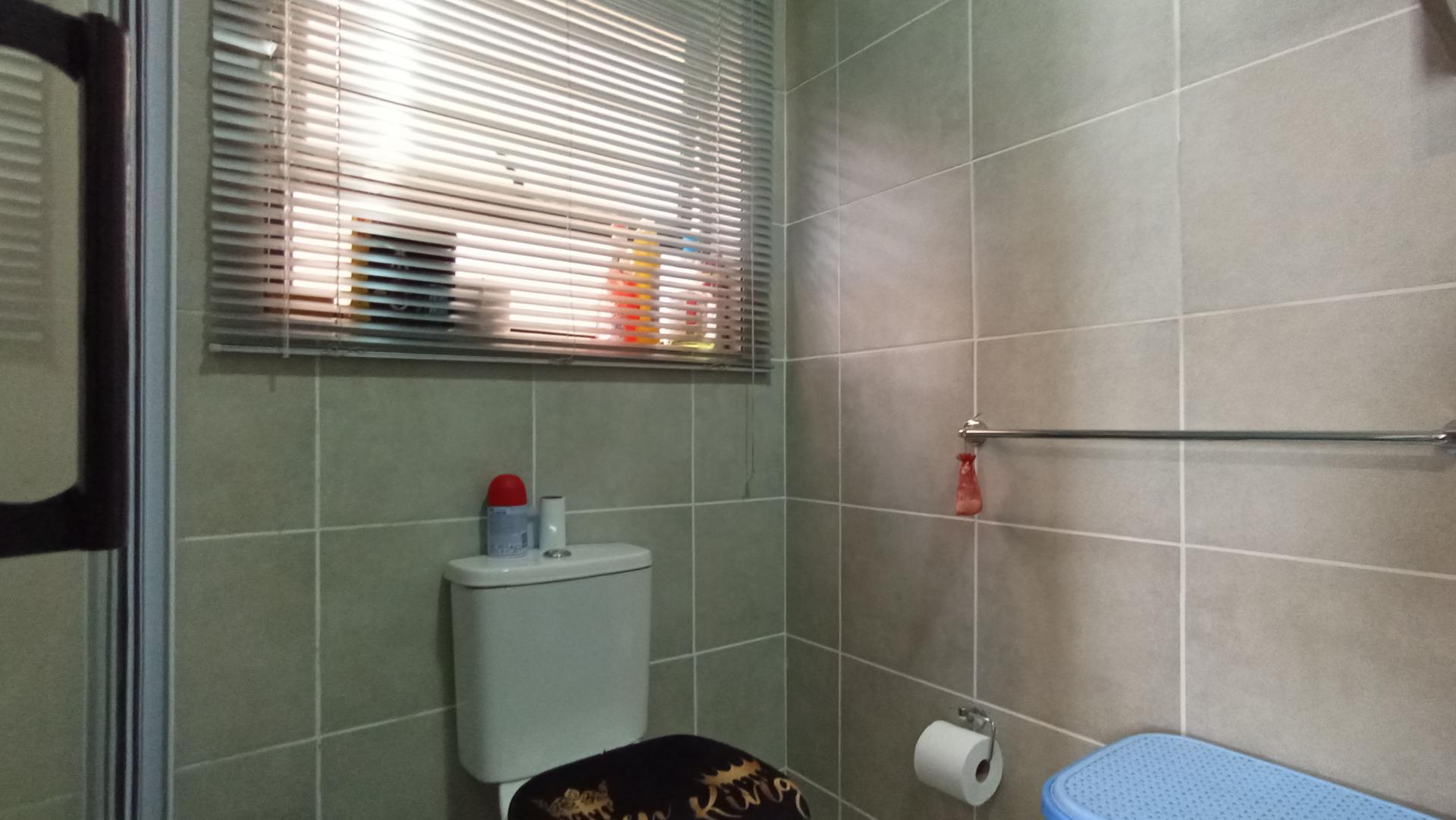 Main Bathroom - 4 square meters of property in Klippoortje