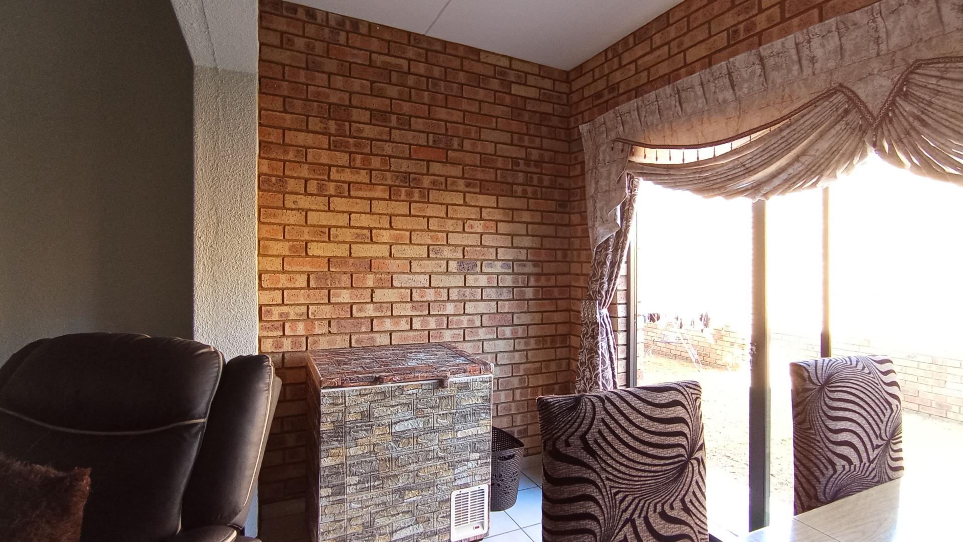 Dining Room - 9 square meters of property in Klippoortje