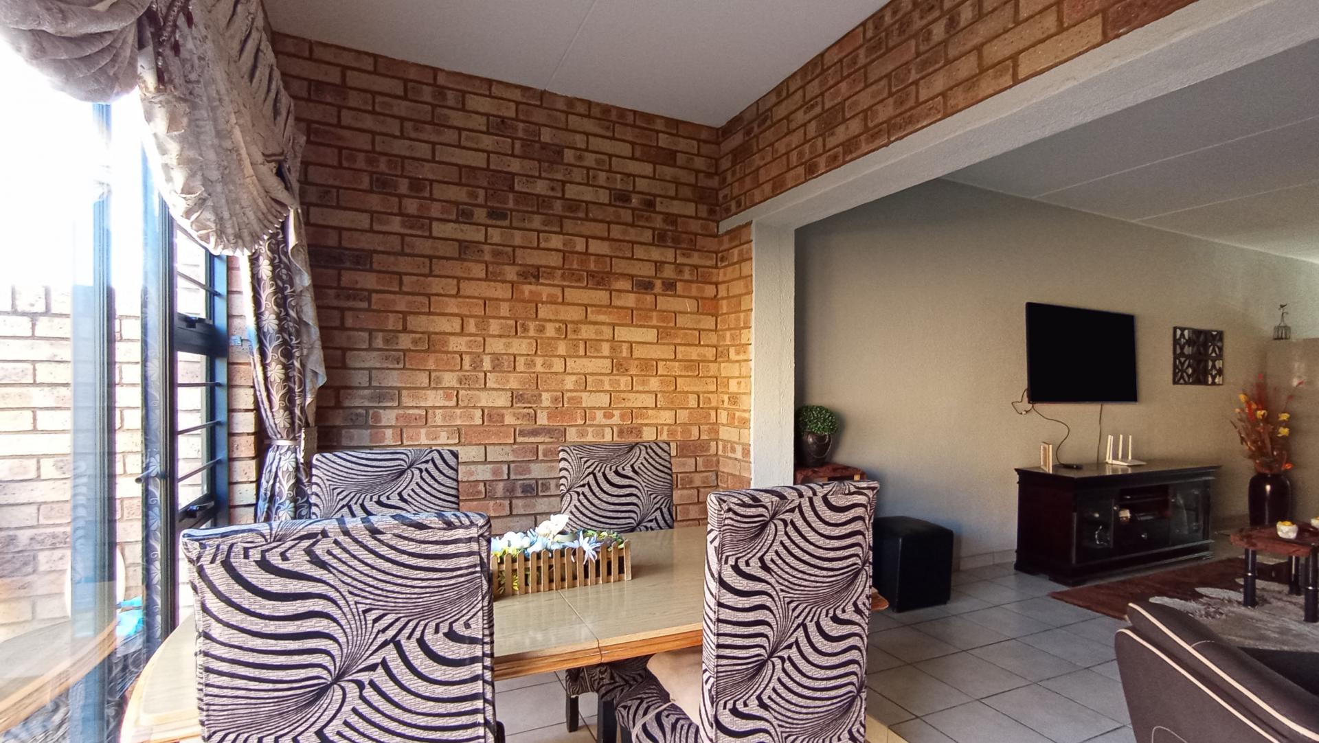 Dining Room - 9 square meters of property in Klippoortje