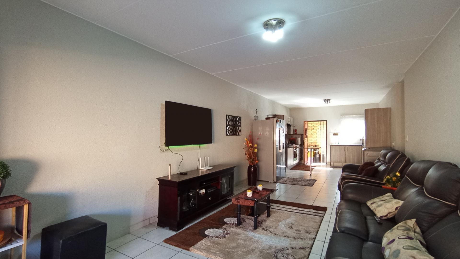 Lounges - 28 square meters of property in Klippoortje