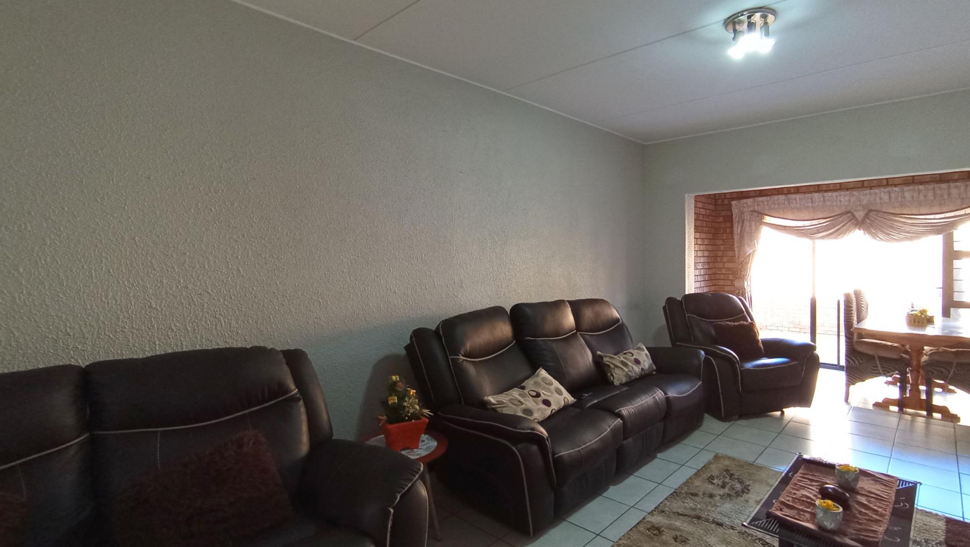 Lounges - 28 square meters of property in Klippoortje