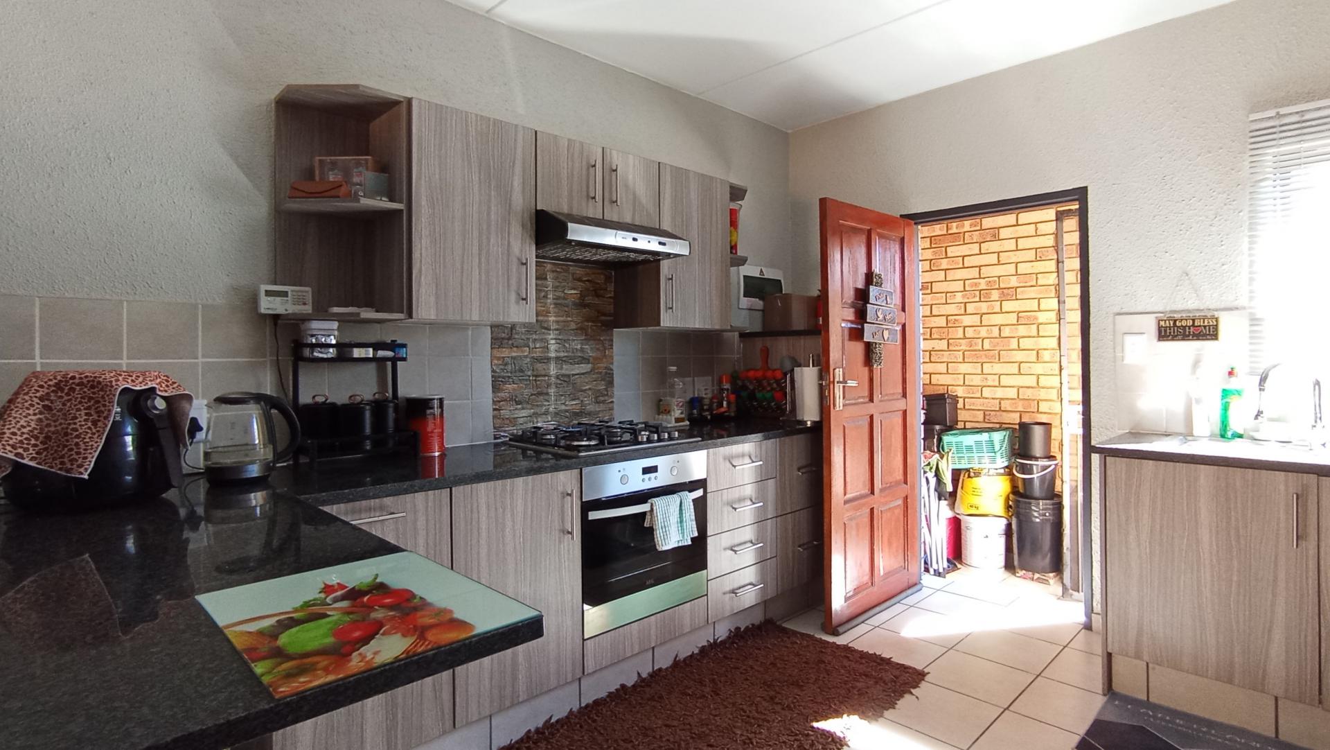 Kitchen - 13 square meters of property in Klippoortje