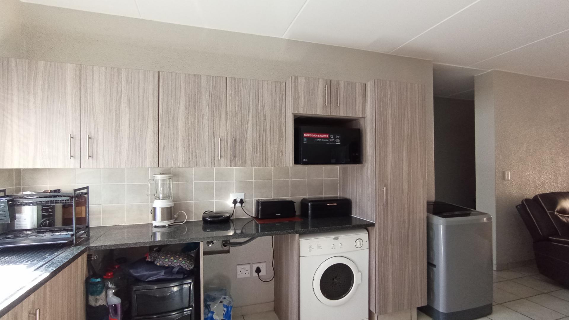 Kitchen - 13 square meters of property in Klippoortje