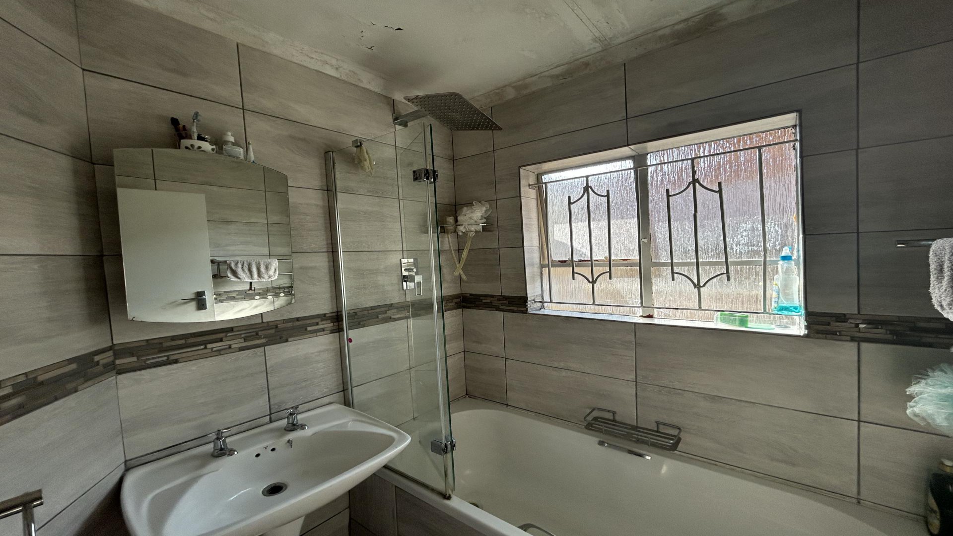 Bathroom 1 of property in Atteridgeville