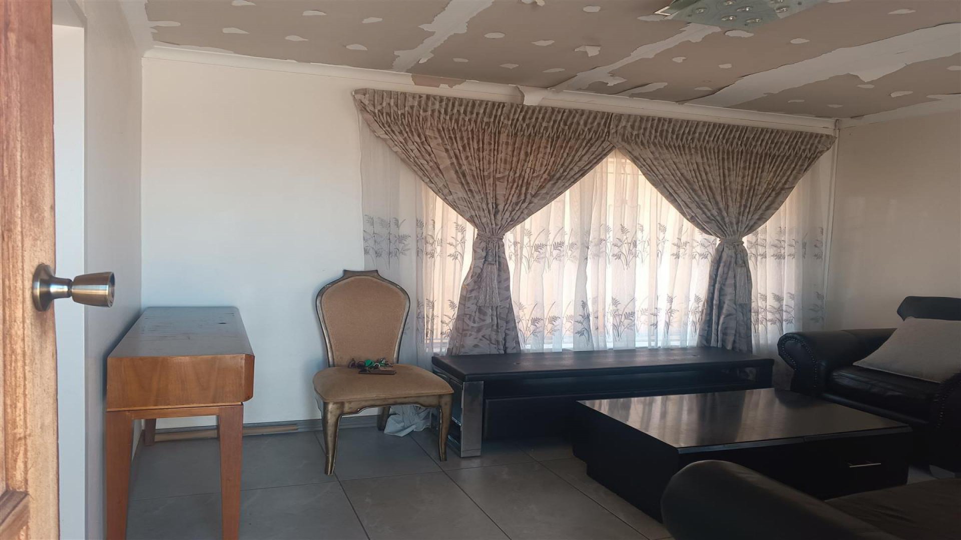 Lounges - 15 square meters of property in Atteridgeville