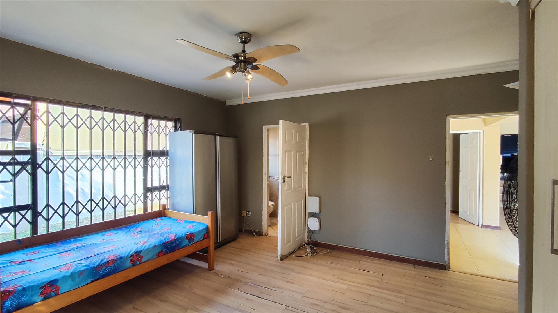 Bed Room 1 - 25 square meters of property in Vanderbijlpark
