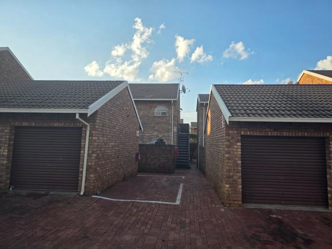 3 Bedroom Apartment for Sale For Sale in Doornpoort - MR684585