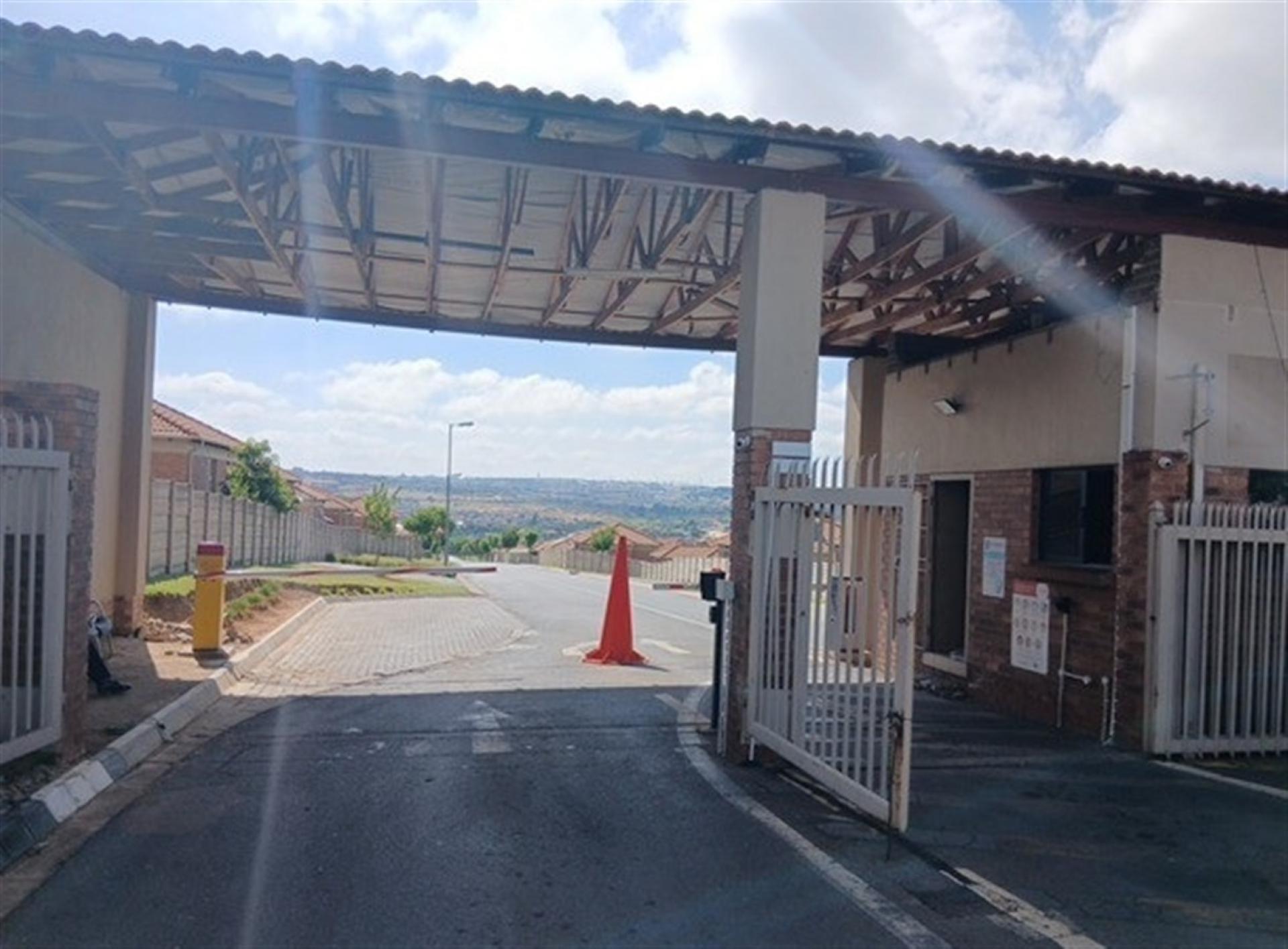 Front View of property in Olievenhoutbos