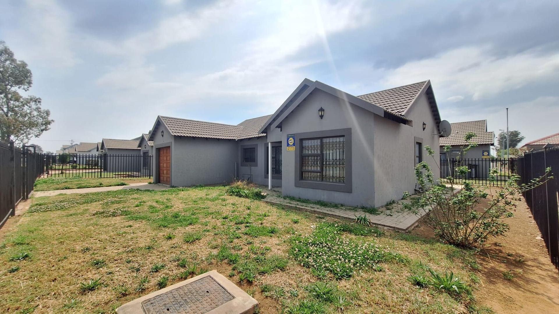 Front View of property in Heidedal