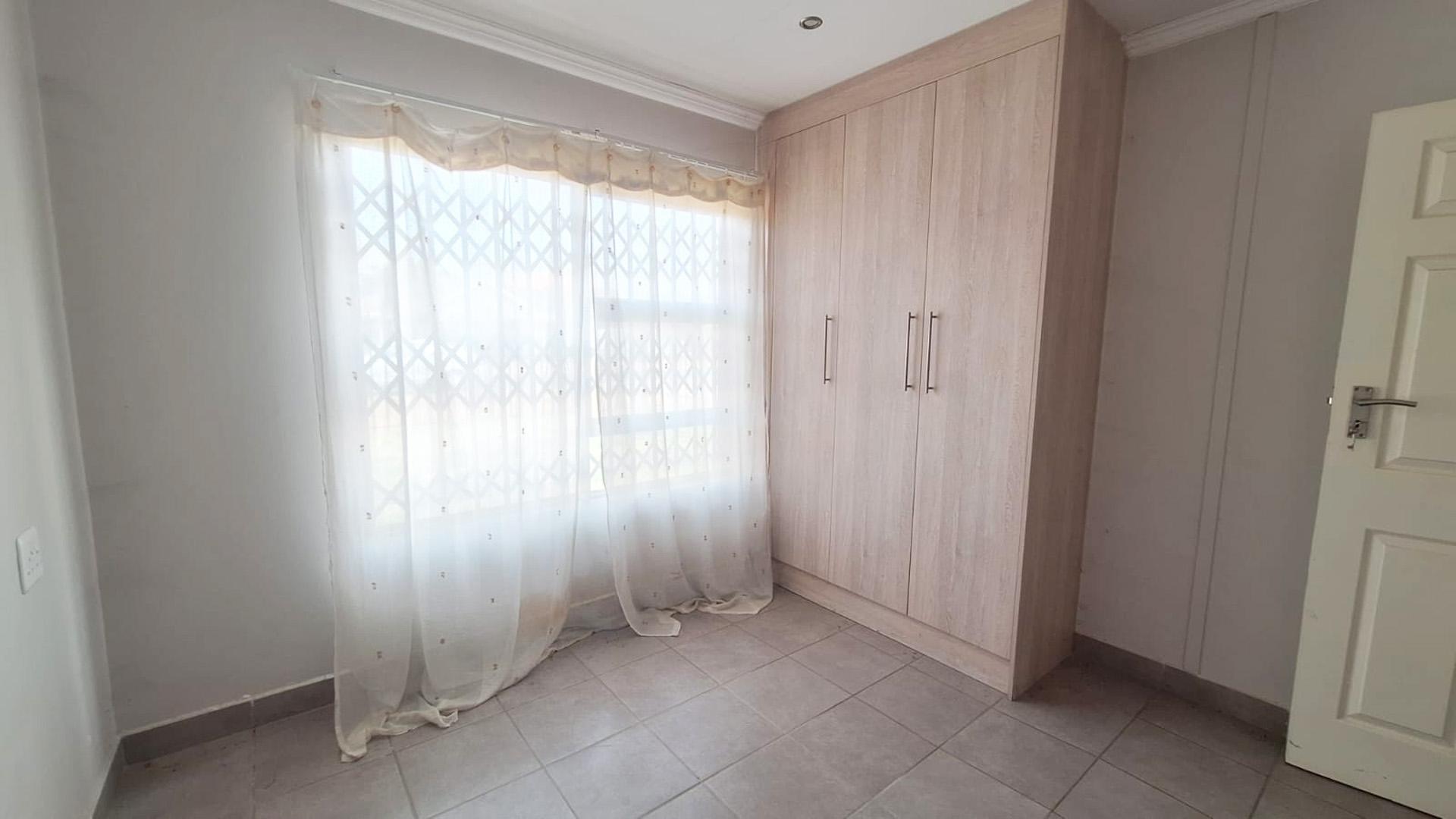 Bed Room 1 of property in Heidedal