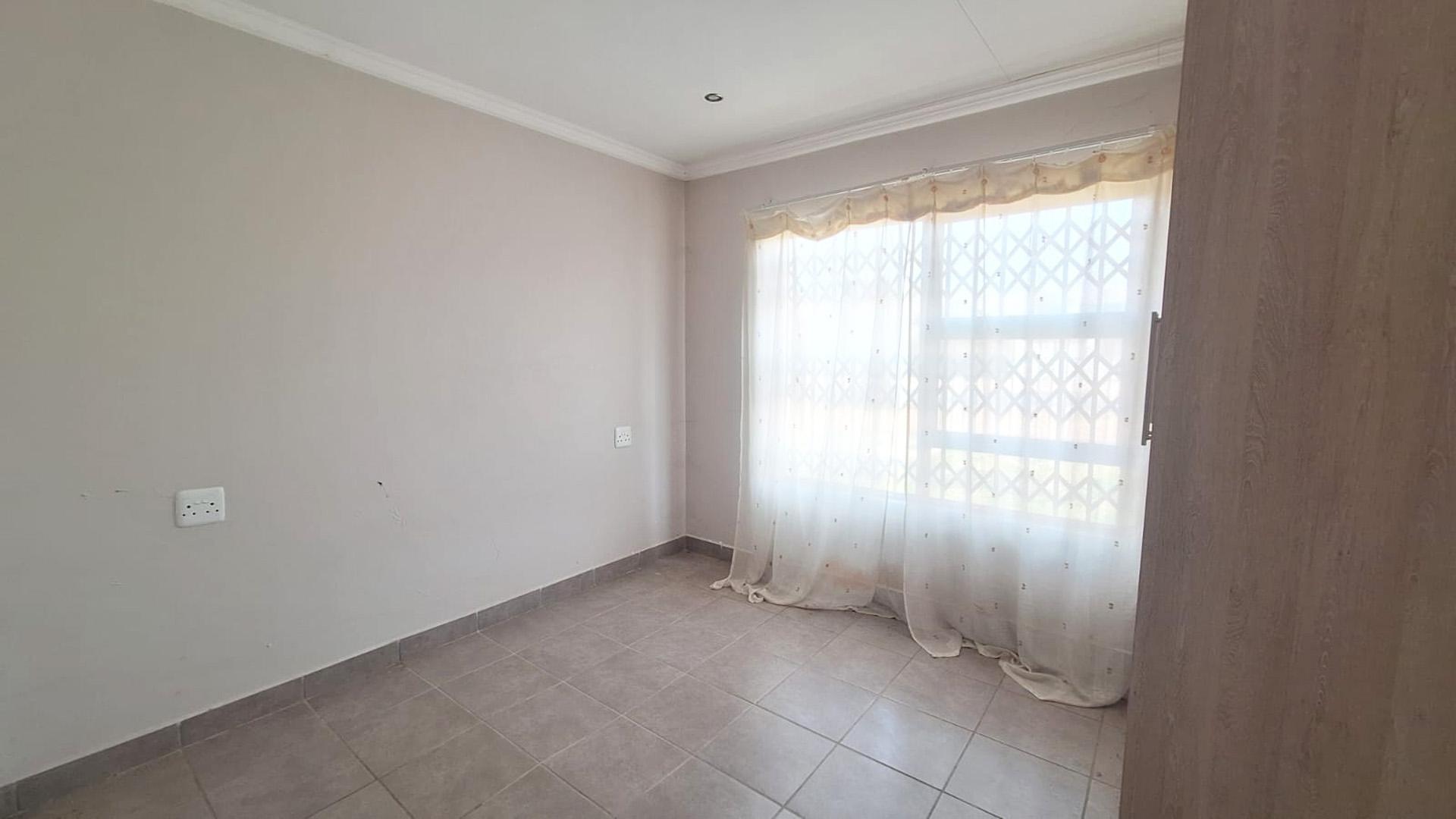 Bed Room 1 of property in Heidedal