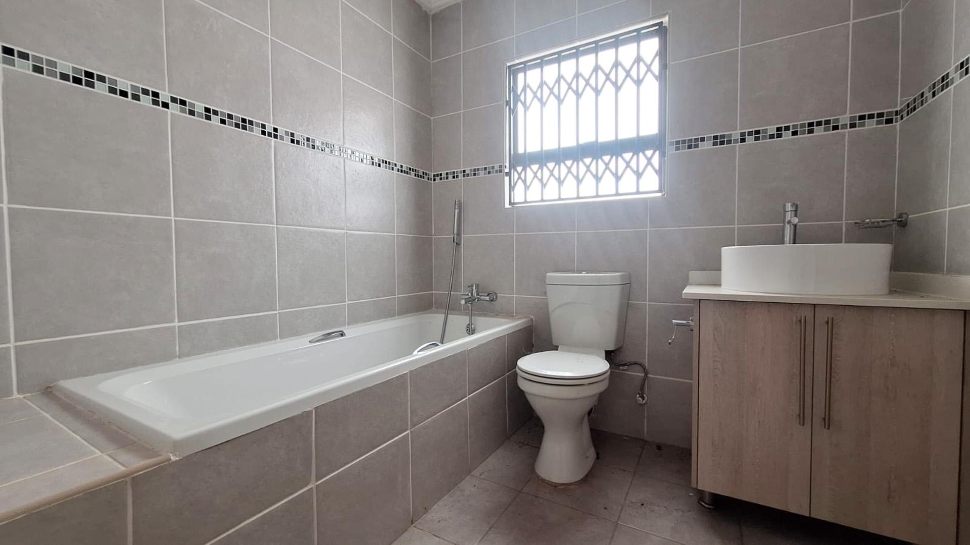 Bathroom 1 of property in Heidedal