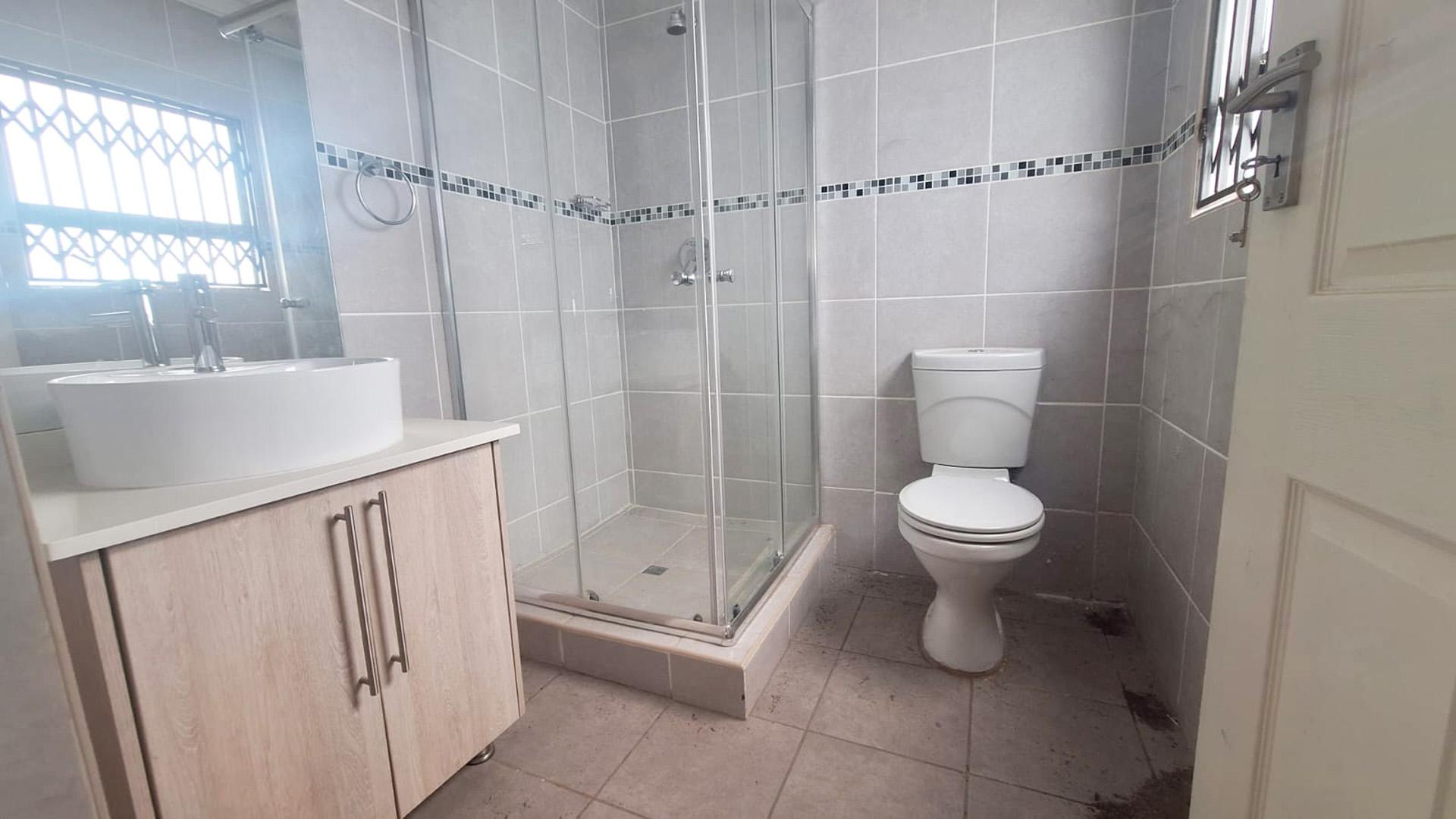 Main Bathroom of property in Heidedal