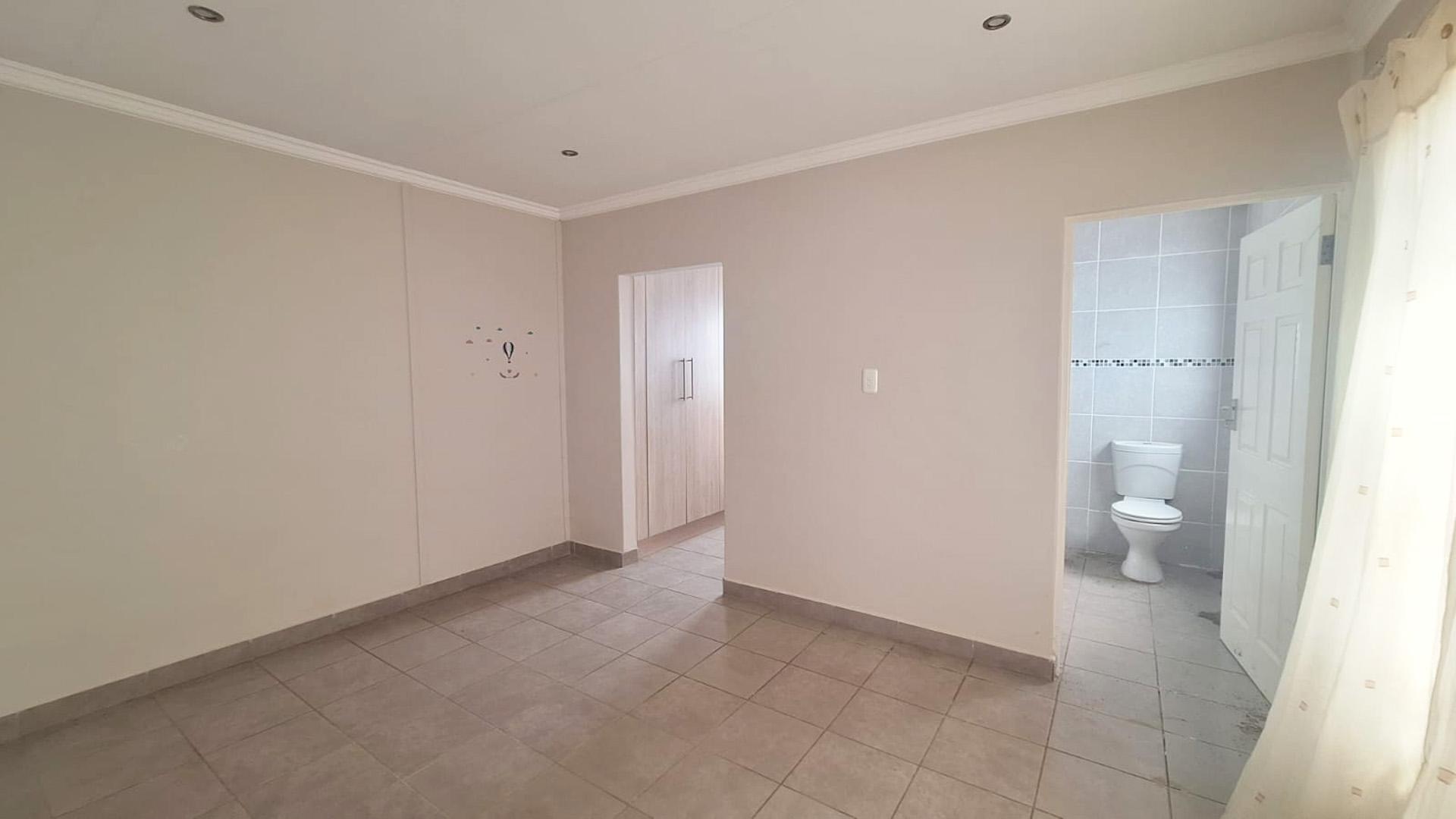 Main Bedroom of property in Heidedal