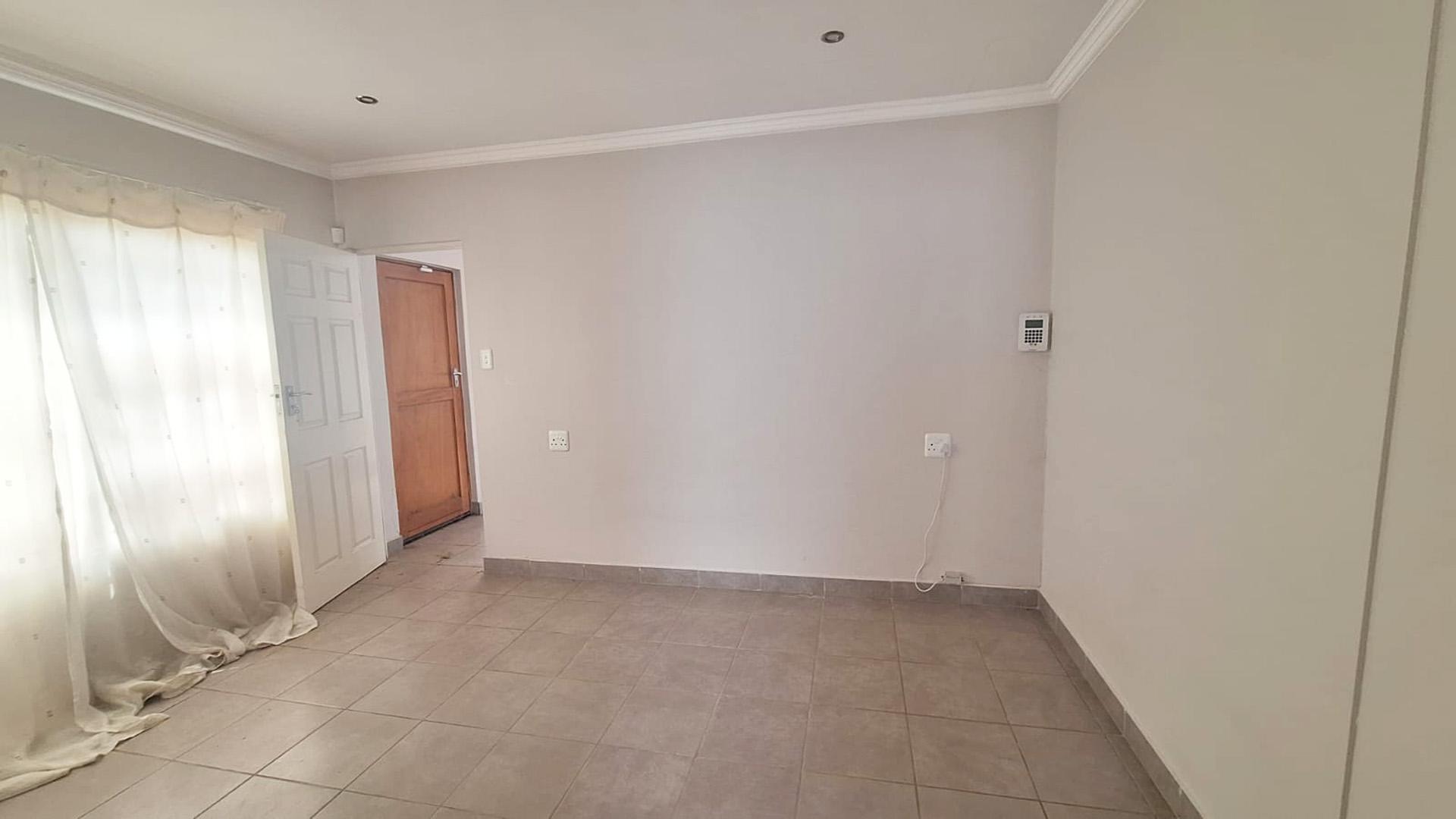 Main Bedroom of property in Heidedal