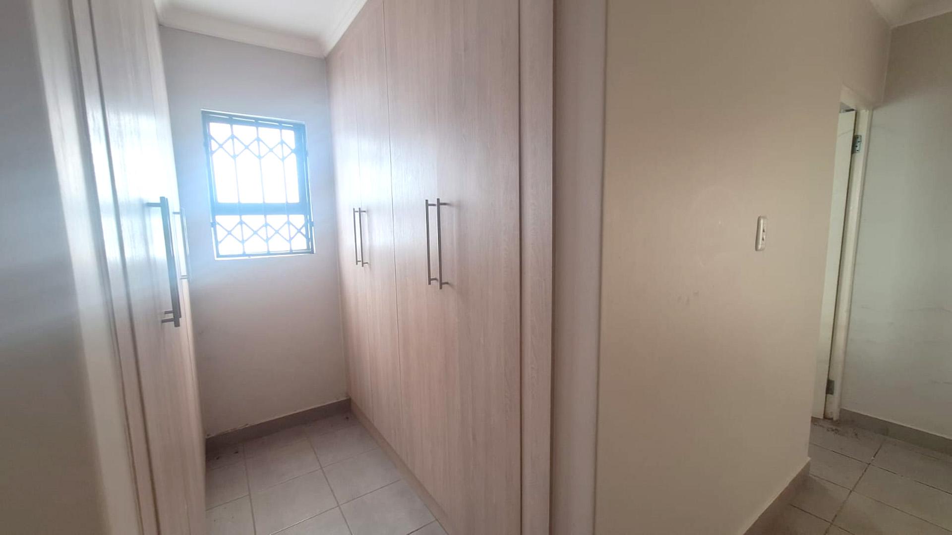 Main Bedroom of property in Heidedal