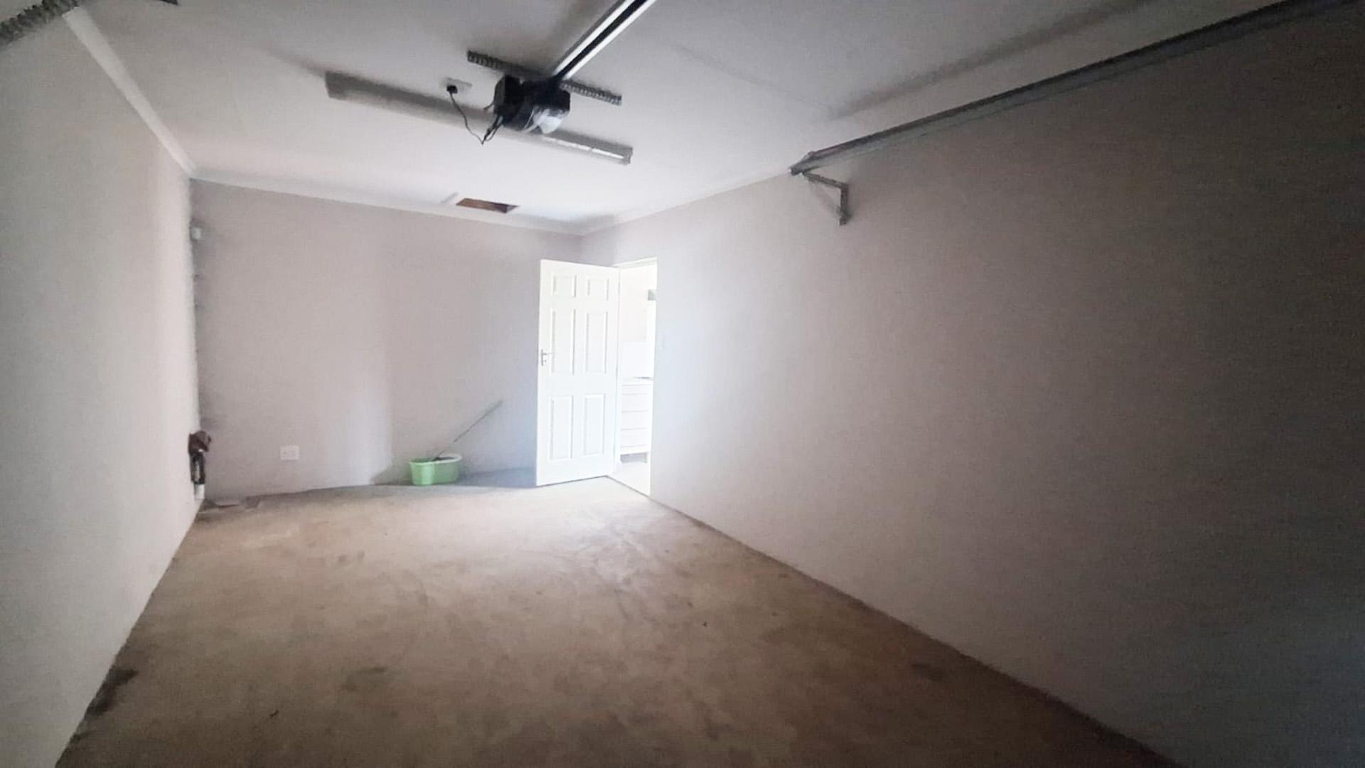 Garage of property in Heidedal