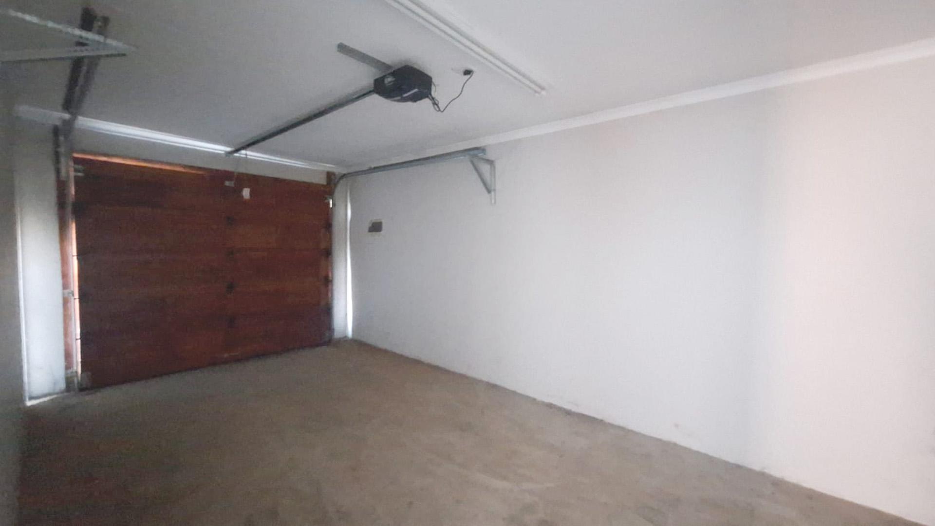 Garage of property in Heidedal