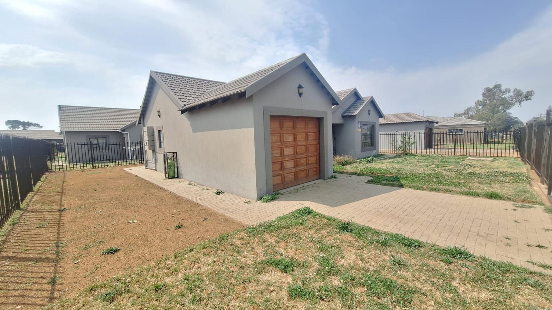 Front View of property in Heidedal
