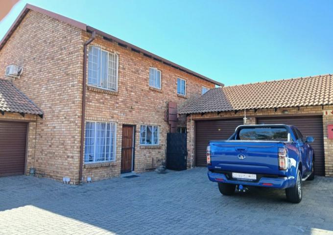 2 Bedroom Sectional Title for Sale For Sale in Annlin - MR684610