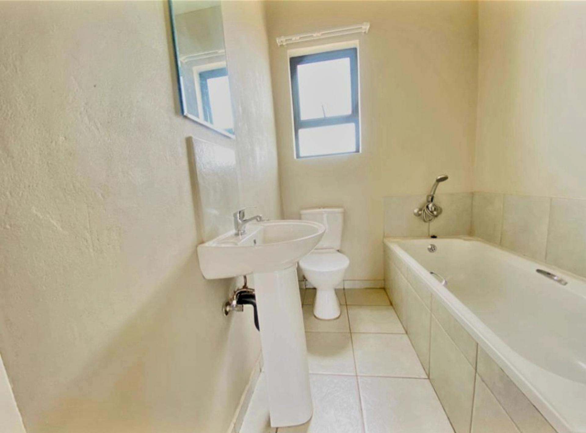 Bathroom 2 of property in Kenleaf