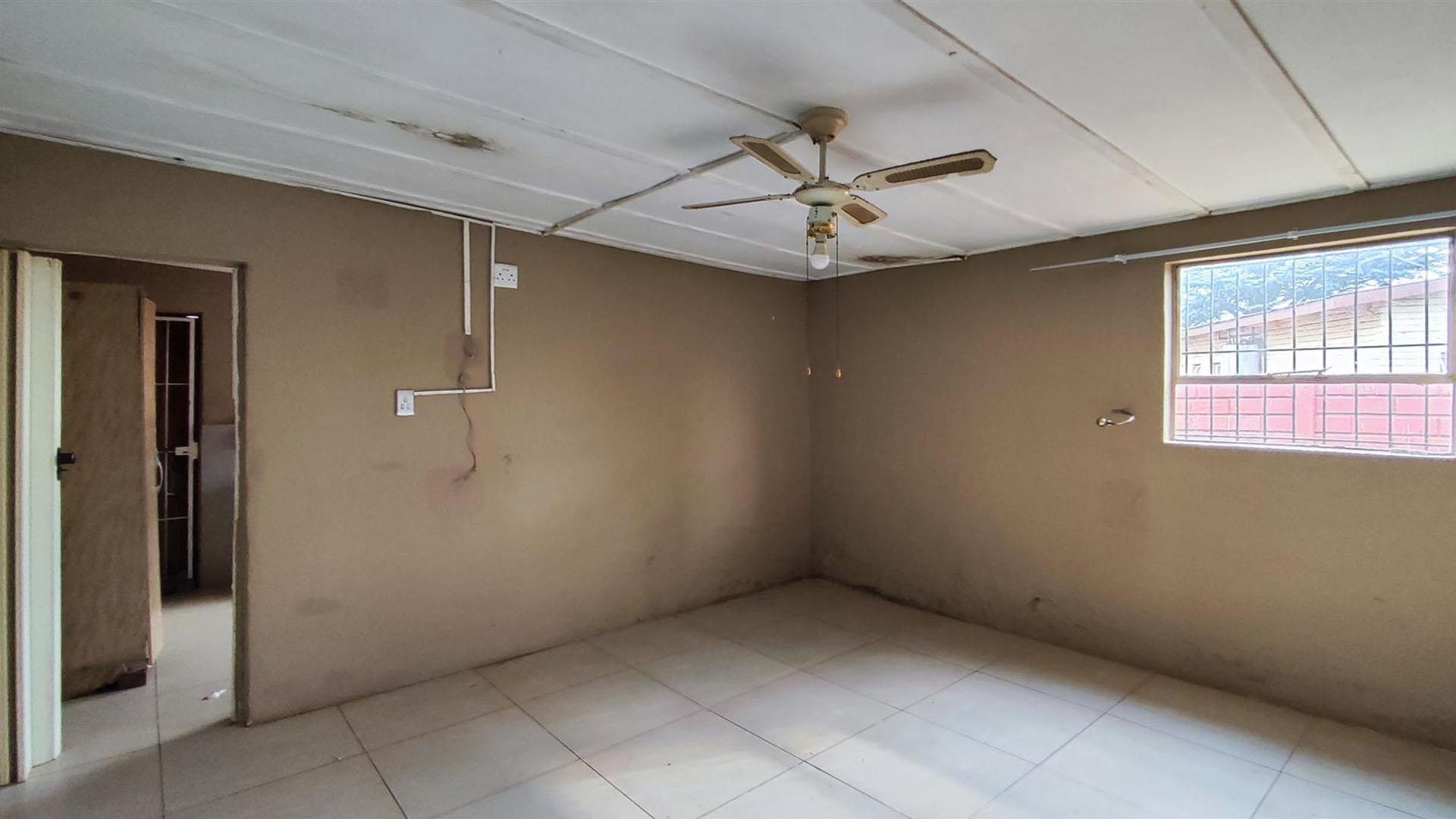 Lounges - 42 square meters of property in Minnebron